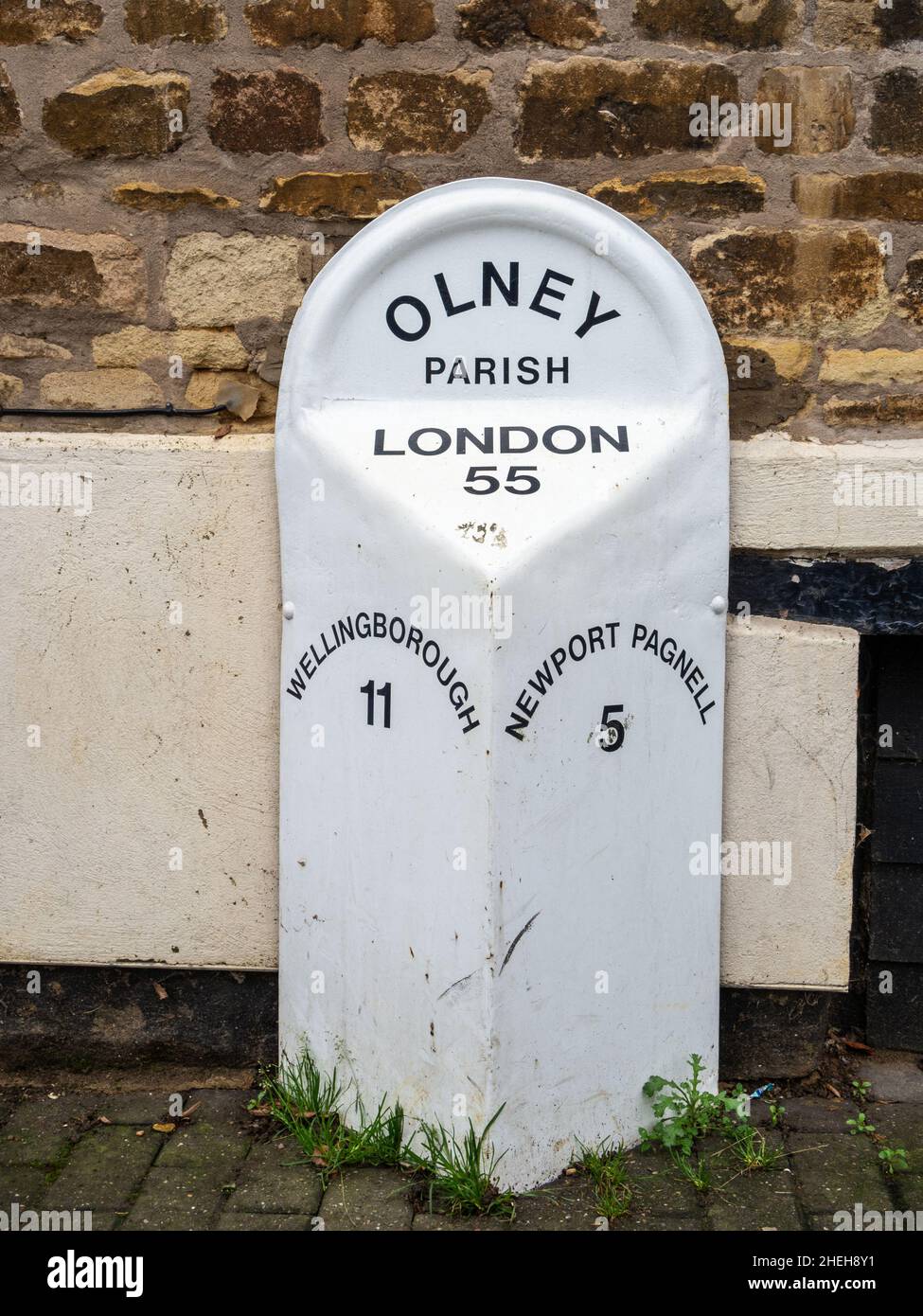 Old English Milestone, Olney to London, Olney to Wellingborough, Olney to Newport Pagnell, High Street, Olney, Buckinghamshire, Großbritannien Stockfoto