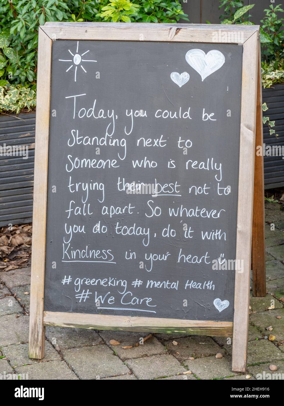 Handgeschriebene Tafel mit einer Botschaft, die das Bewusstsein für psychische Gesundheit fördert, vor einem Greene King Pub, Großbritannien Stockfoto