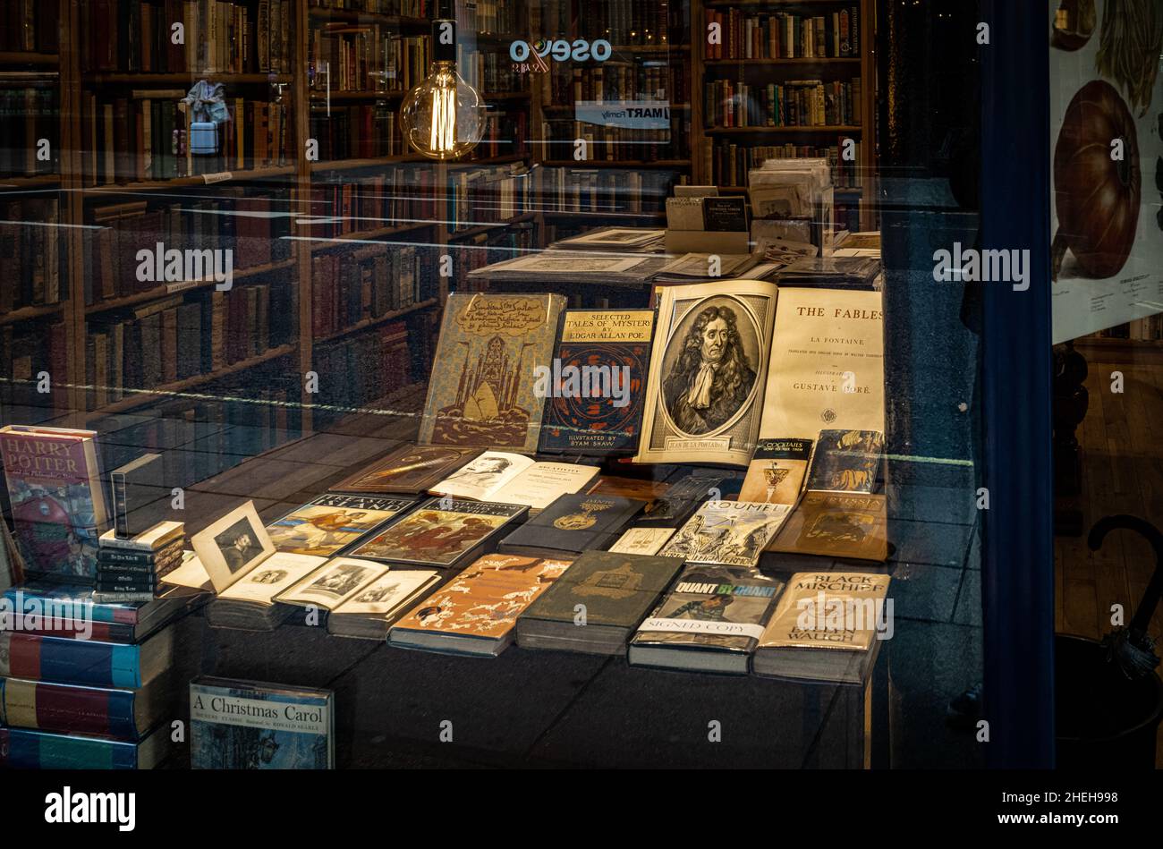 Das Fenster von Henry PORDES Books in Charing Cross Road, London, Großbritannien. Diese Straße wurde einst von zahlreichen neuen und gebrauchten Buchhandlungen gesäumt, aber nur sehr wenige nein Stockfoto
