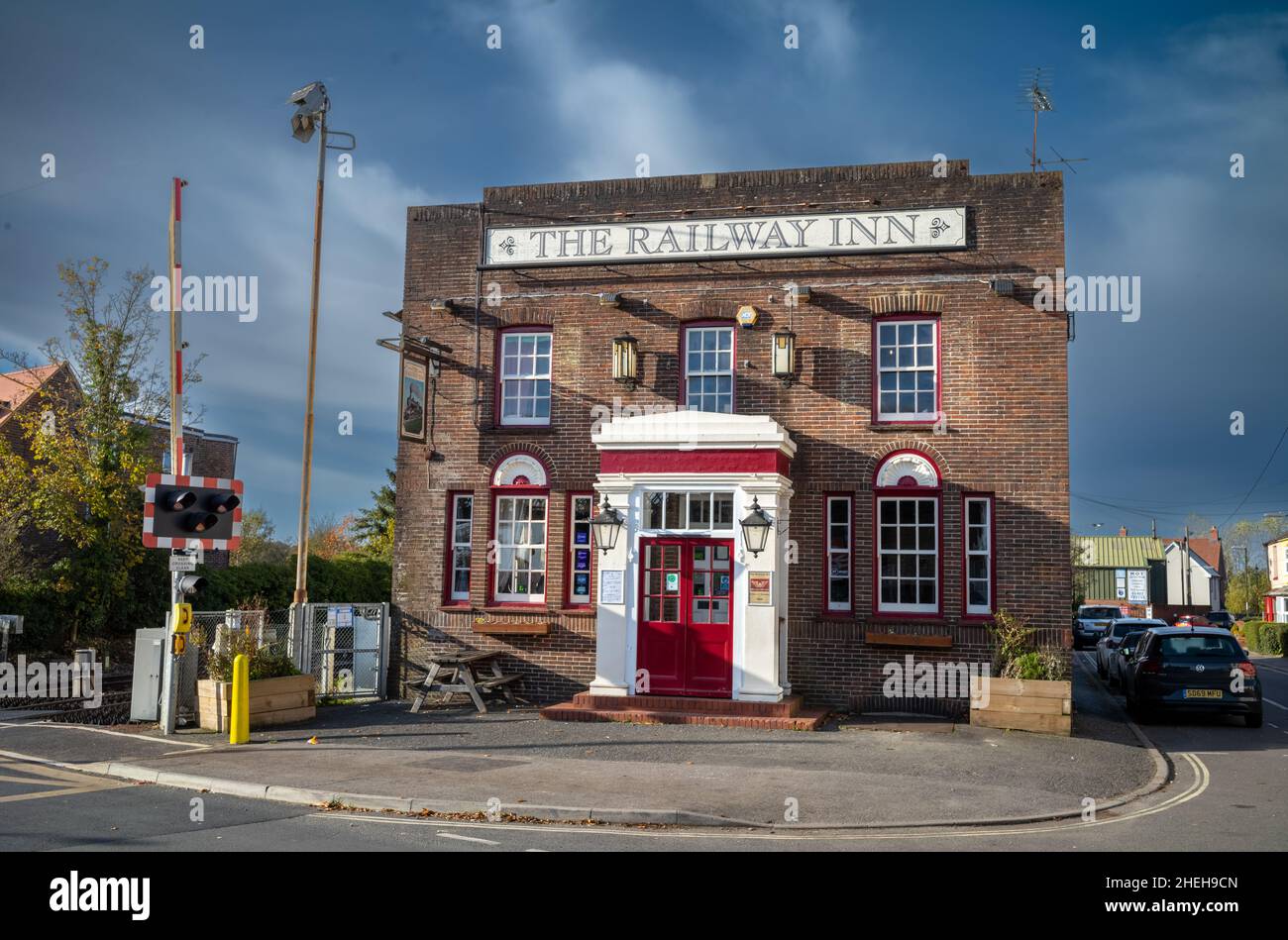 Das Railway Inn, ein traditionelles englisches Pub, befindet sich neben dem Bahnhof Billingshurst. Stockfoto