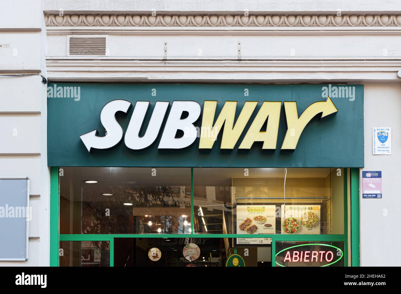 VALENCIA, SPANIEN - 10. JANUAR 2022: Subway ist ein amerikanisches Fast-Food-Restaurant Stockfoto