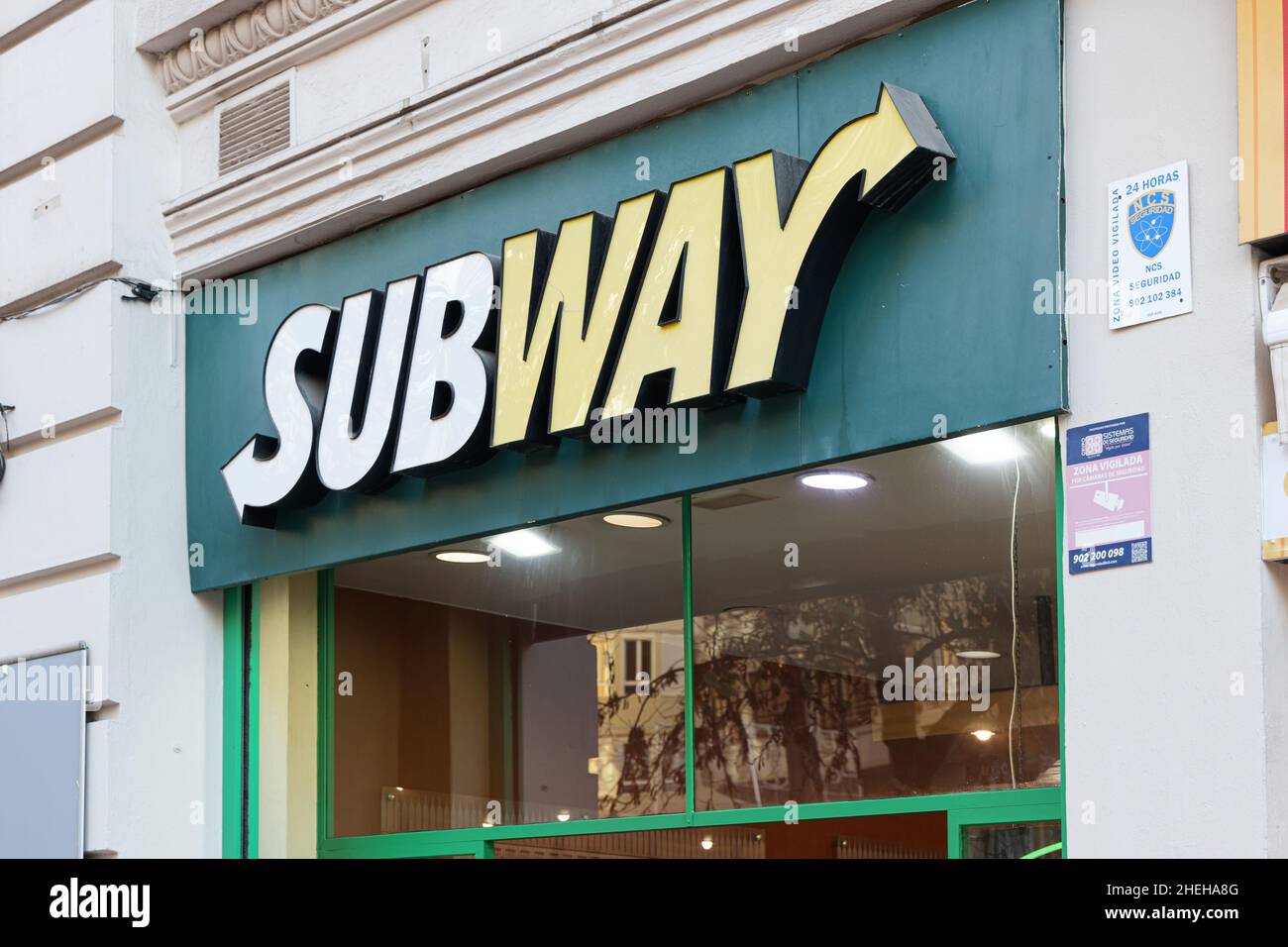VALENCIA, SPANIEN - 10. JANUAR 2022: Subway ist ein amerikanisches Fast-Food-Restaurant Stockfoto