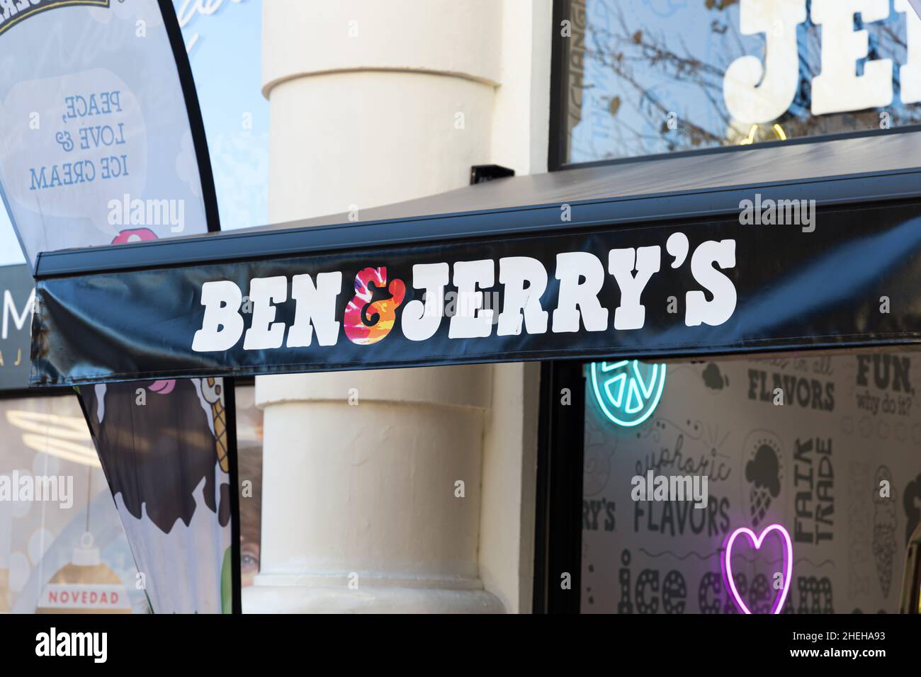 VALENCIA, SPANIEN - 10. JANUAR 2022: Ben and Jerry's ist ein amerikanisches Unternehmen, das Eis, gefrorenen Joghurt und Sorbet herstellt Stockfoto