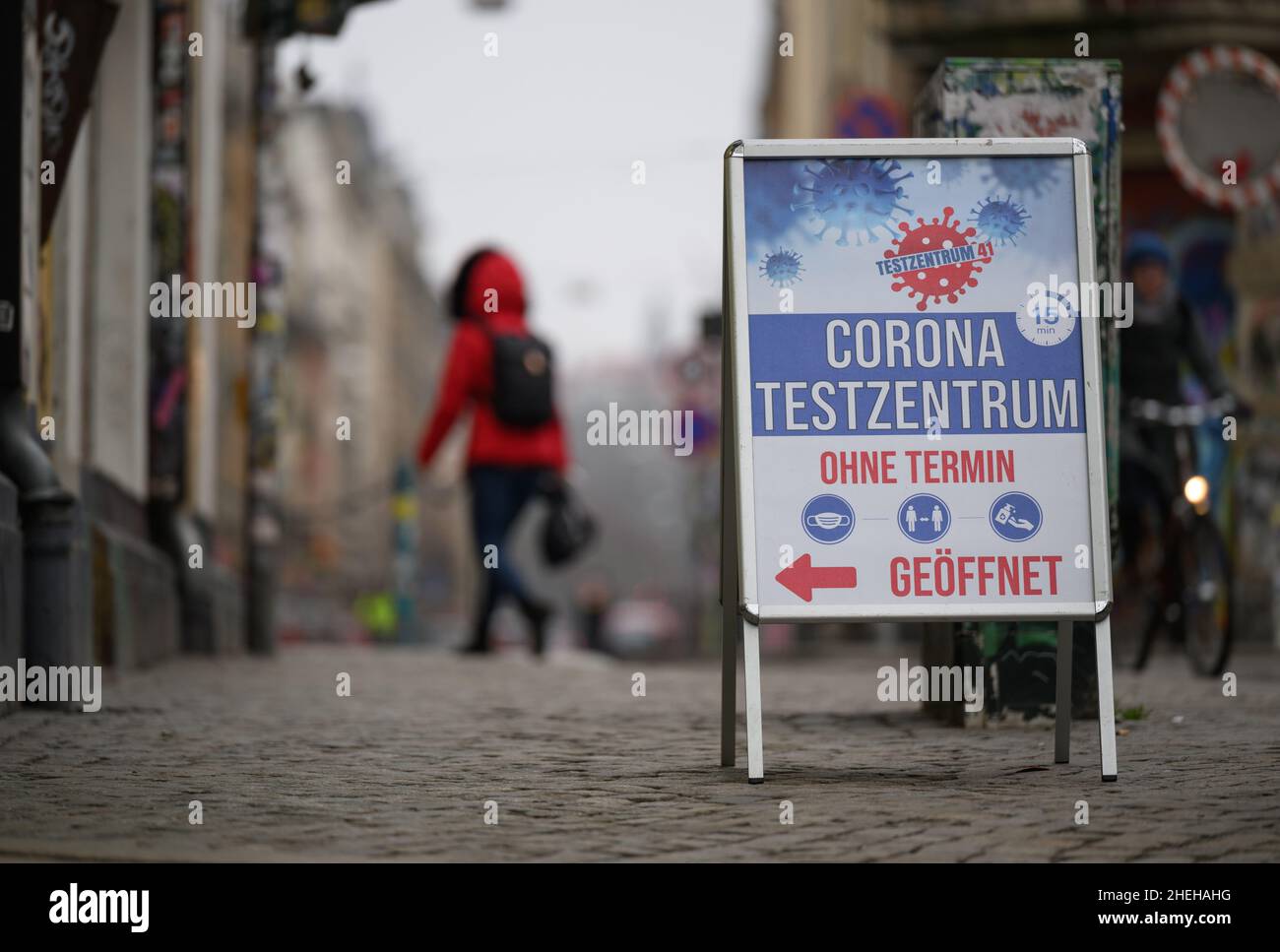 Dresden, Deutschland. 11th Januar 2022. Auf dem Bürgersteig in Dresdens