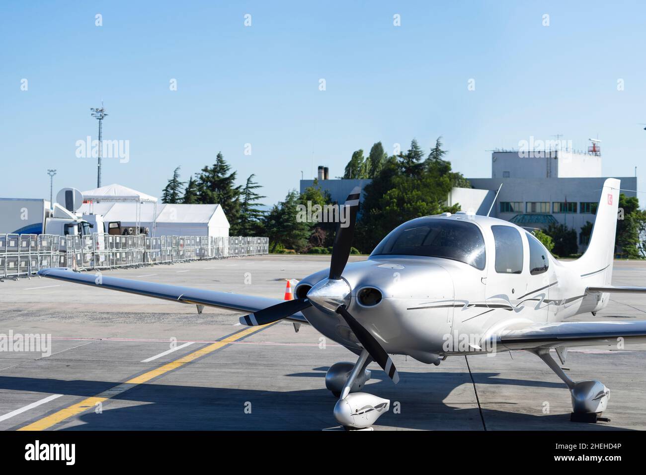 Nahaufnahme der Cirrus SR22 Flugzeuge auf der Landebahn an sonnigen Tagen. Stockfoto