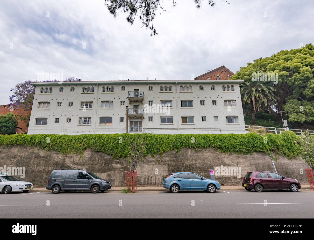 Das The Moorings at 199 King Street Newcastle ist ein 1935 erbautes Apartmentgebäude im spanischen Missionsstil, das ursprünglich als Unterkunft für Segler diente Stockfoto
