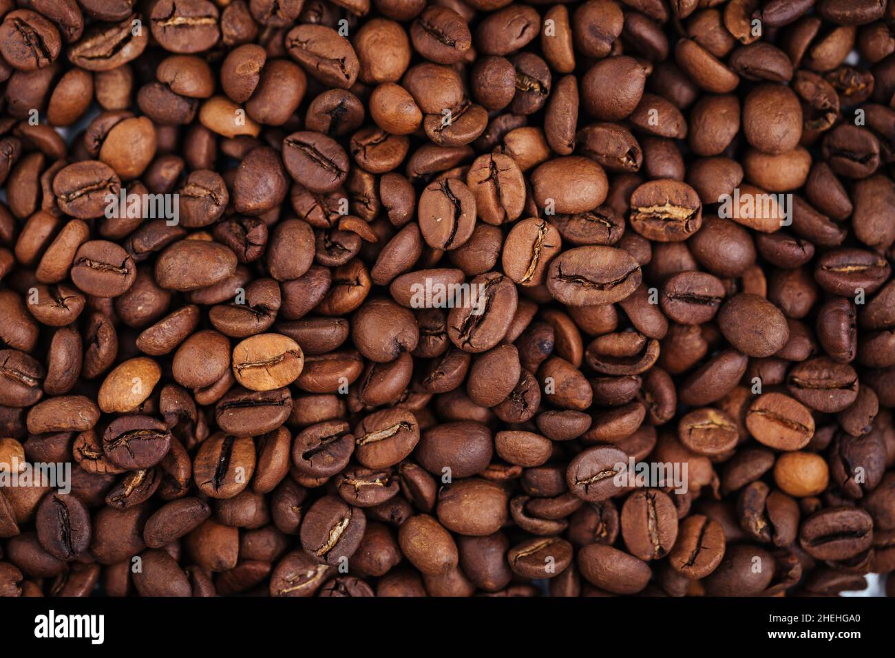 Hintergrund aus gerösteten Kaffeebohnen mit natürlichem Blitz. Stockfoto