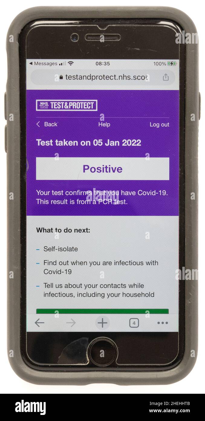 Positives pcr-Testergebnis und Anweisungen zur Selbstisolierung (Link vom Text) auf dem Mobiltelefon von nhs scotland Test & Protect Stockfoto