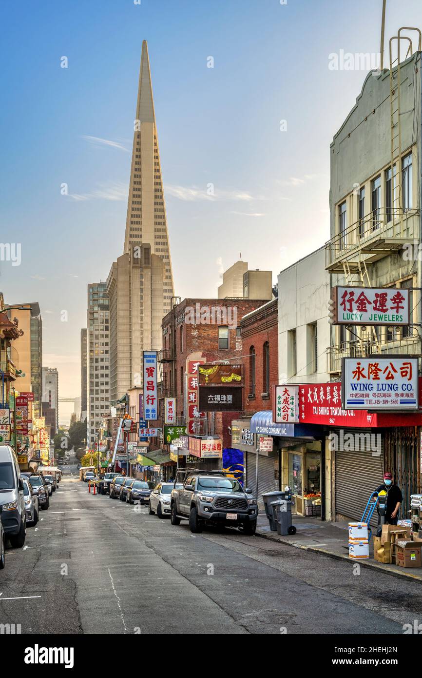 Chinatowns Straße mit Transamerica Pyramid im Hintergrund, San Francisco, Kalifornien, USA Stockfoto