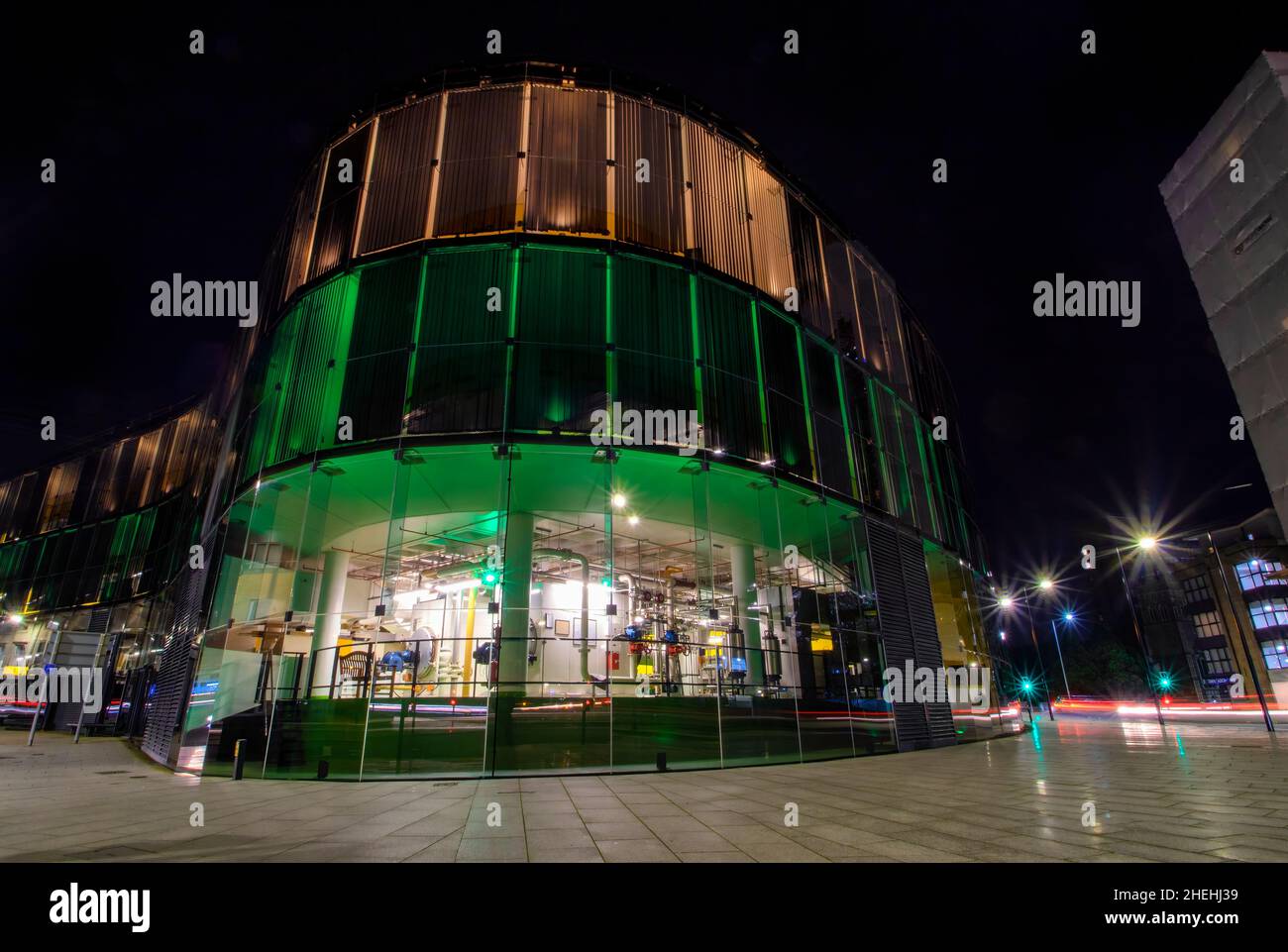 Das unverkennbare Willis Building aus schwarzem Glas im Zentrum von Ipswich, Suffolk, Großbritannien, bei Nacht Stockfoto