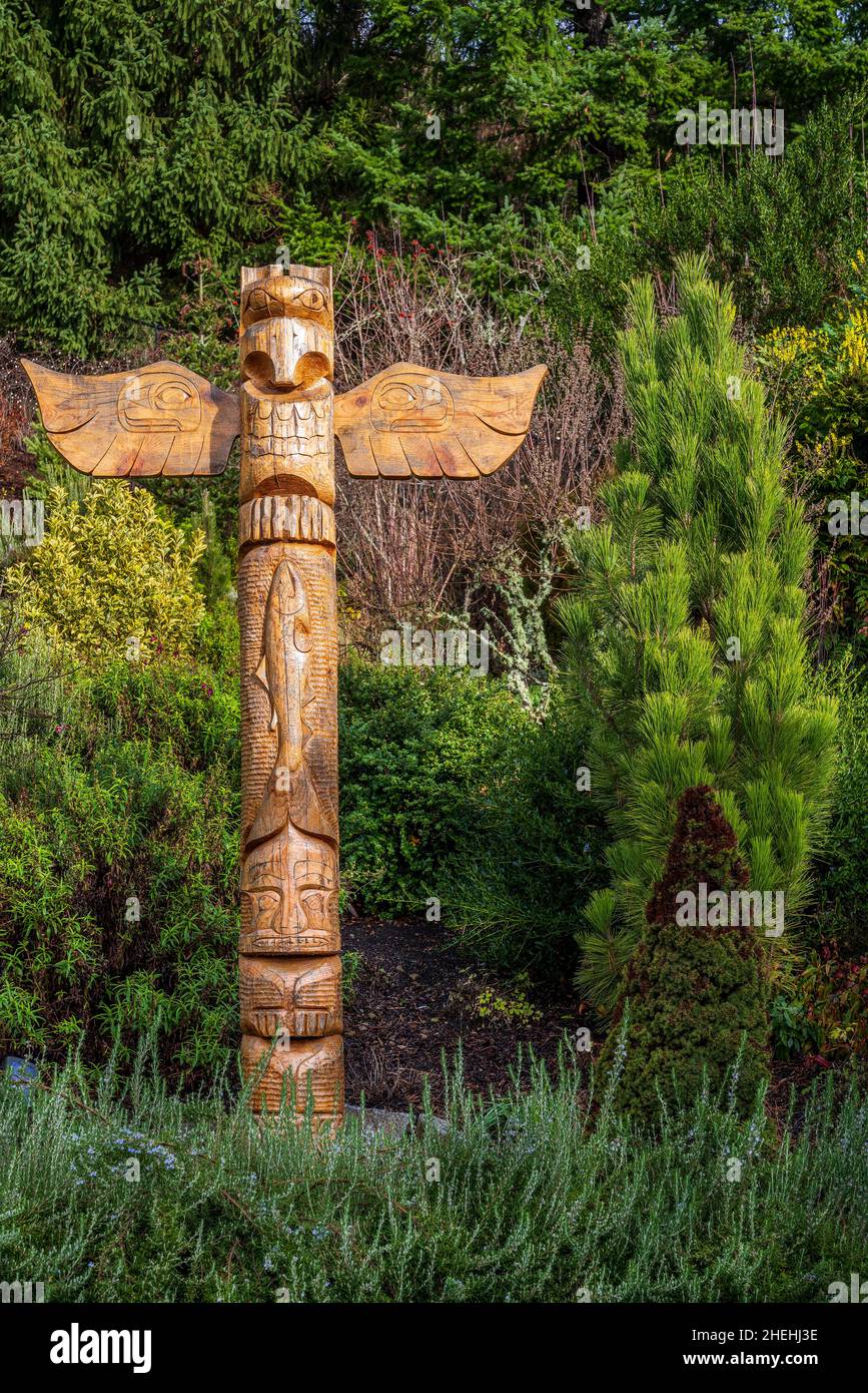 Totempfahl aus Holz, geschnitzt mit Tierfiguren, Seattle, Washington, USA Stockfoto