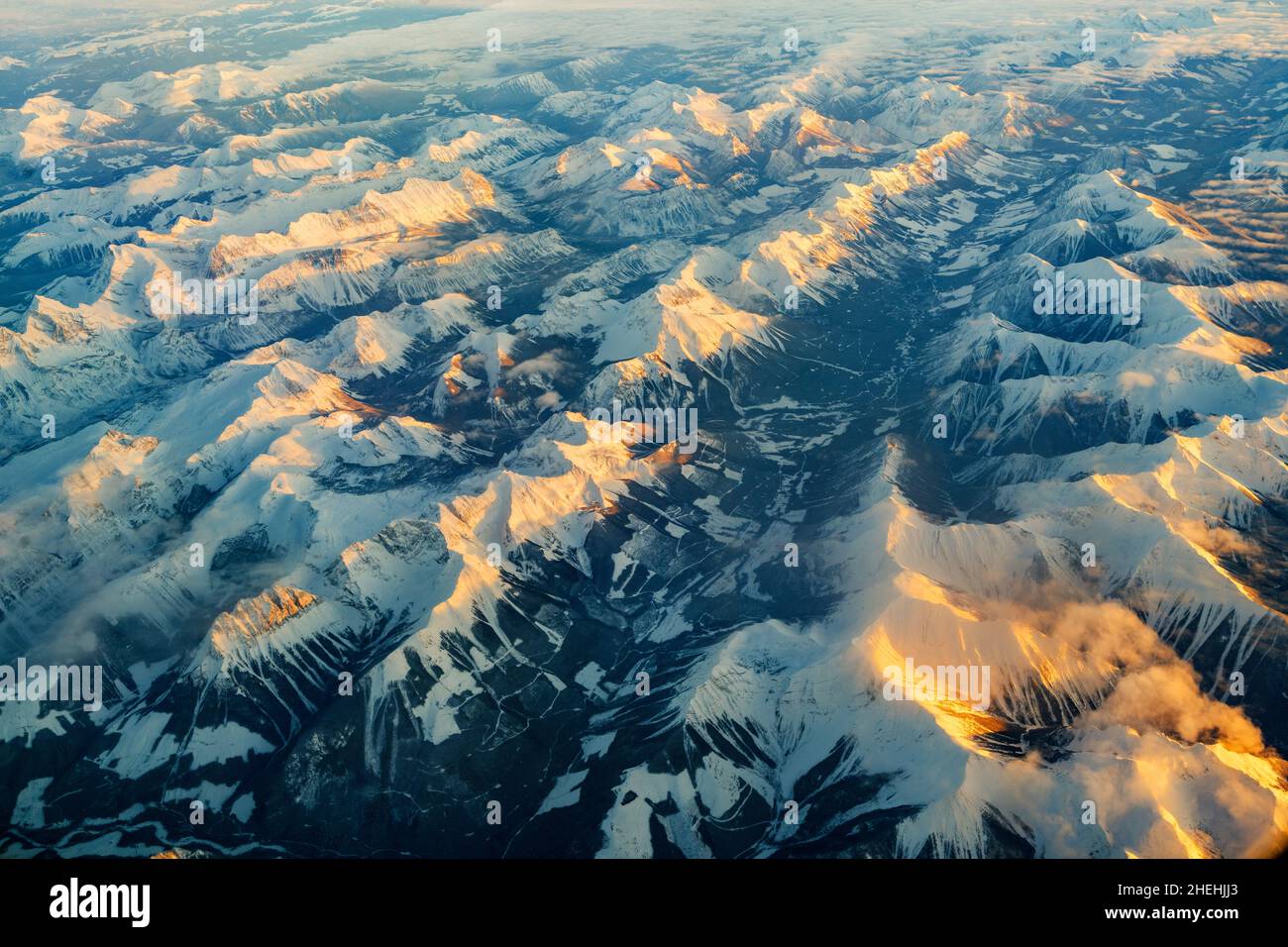 Winteransicht über die verschneiten Berge der kanadischen Rockies, Alberta, Kanada Stockfoto