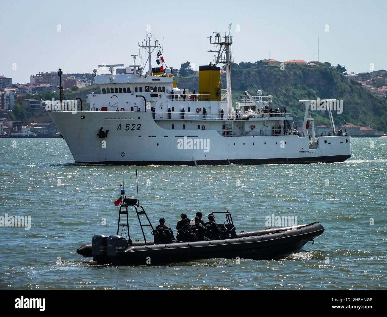 Das portugiesische Marine-Vermessungsschiff D. Carlos I (A522) wird von Mitgliedern der Taktischen Aktionsgruppe der Seepolizei auf einem Hochgeschwindigkeitsboot streng bewacht. Stockfoto