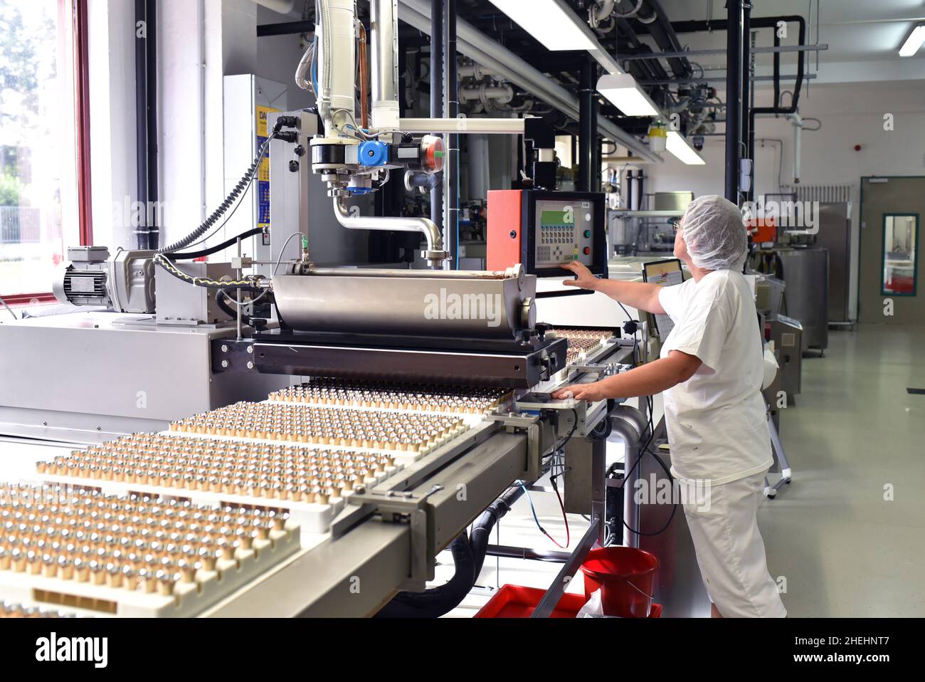 Herstellung von Pralinen in einer Fabrik für die Lebensmittelindustrie Stockfoto