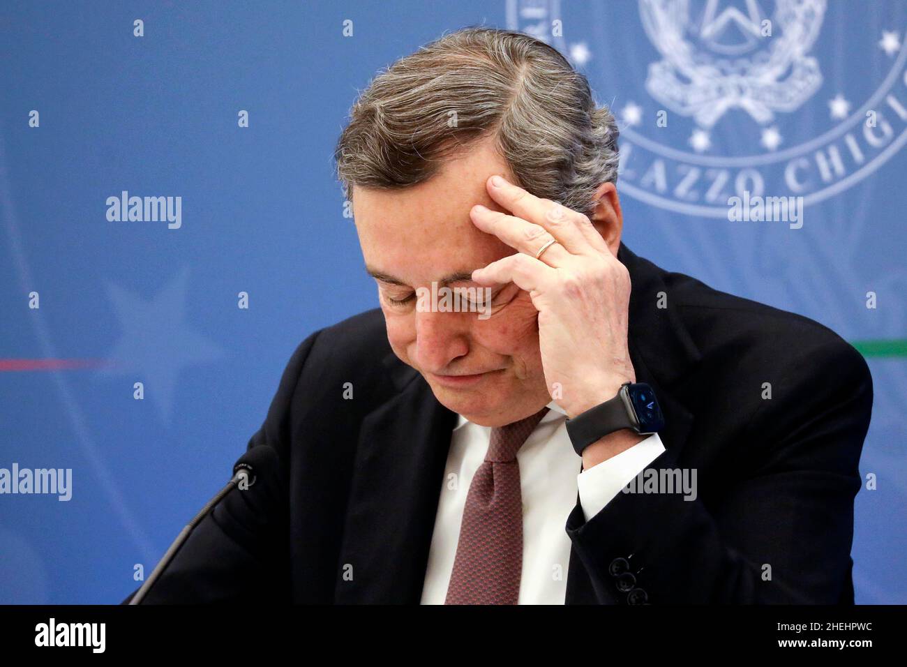 Italien, Rom, 10. Januar 2022: Pressekonferenz der Regierung im Palazzo Chigi über die neuen Bestimmungen zur Bekämpfung der Pandemie von Covid. Auf dem Bild der italienische Premierminister Mario Draghi Foto © Fabio Cimaglia/Sintesi/Alamy Live News Stockfoto