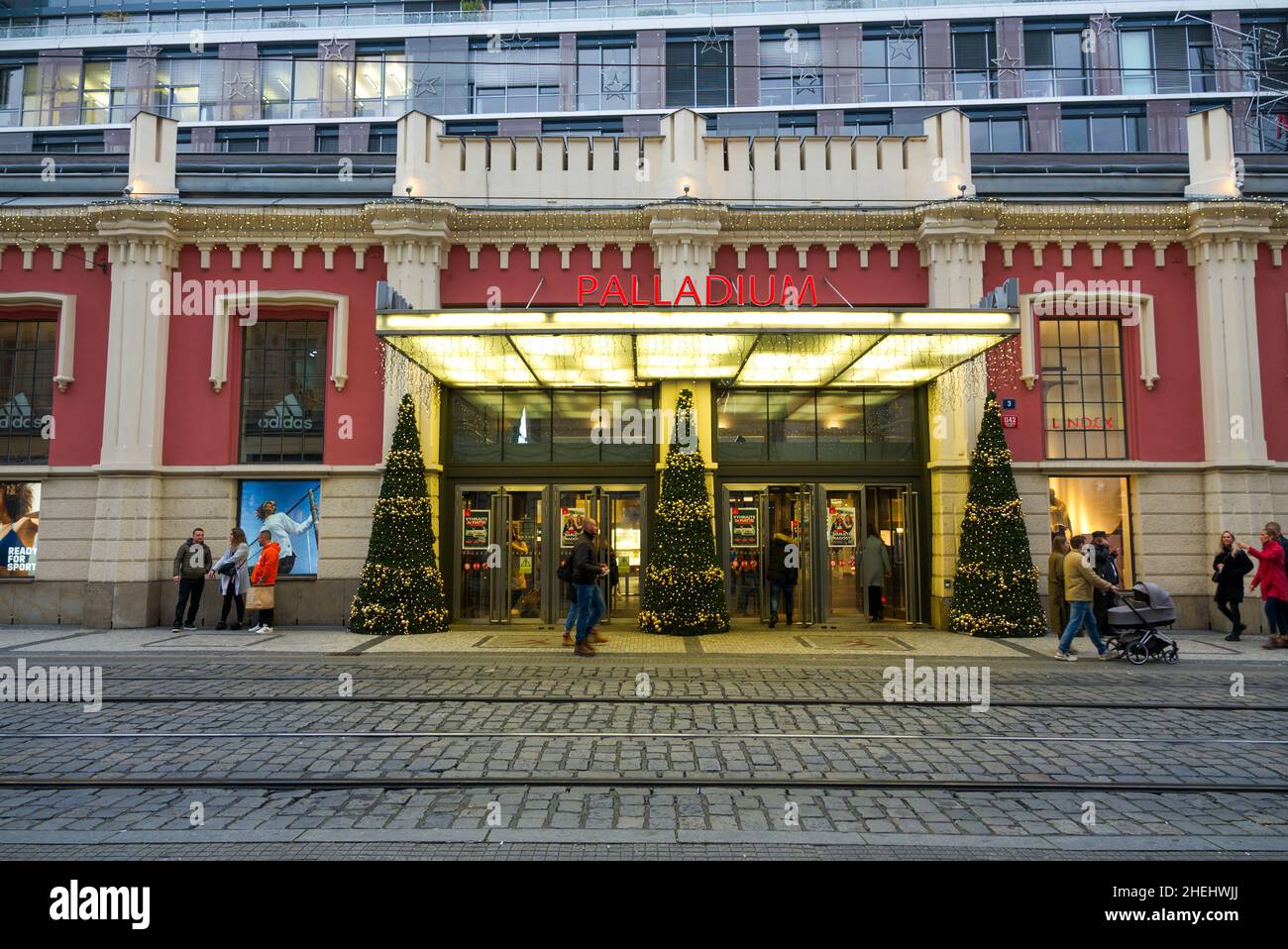 Palladium Einkaufszentrum im Zentrum von Prag häufig von Touristen besucht. Der Eingang ist mit Weihnachtsdekorationen und Lichtern geschmückt. Stockfoto