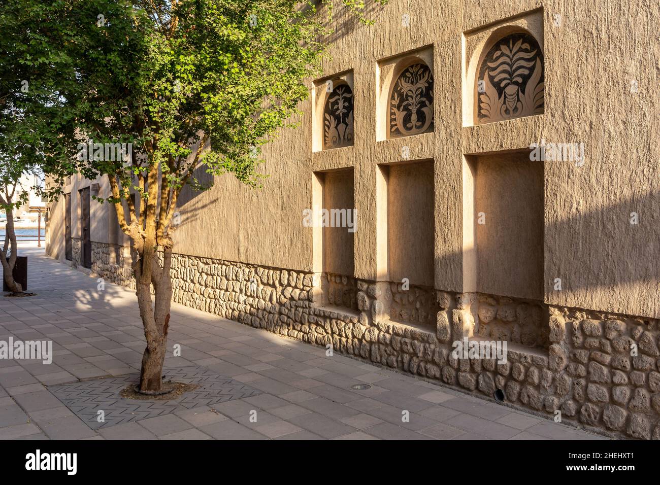 Al Fahidi Historical District Gasse in Old Dubai mit arabischen Fensterportalen mit Ornamenten, traditioneller arabischer Architektur. Stockfoto