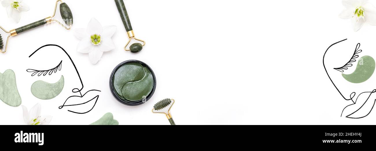 Kreatives modernes Selfcare-Konzept. Banner mit surrealem Frauengesicht und Set von kosmetischen Werkzeugen für die Selbstpflege. Gesichtswalzen, Massagegerät gua Sha Scraper, Stockfoto