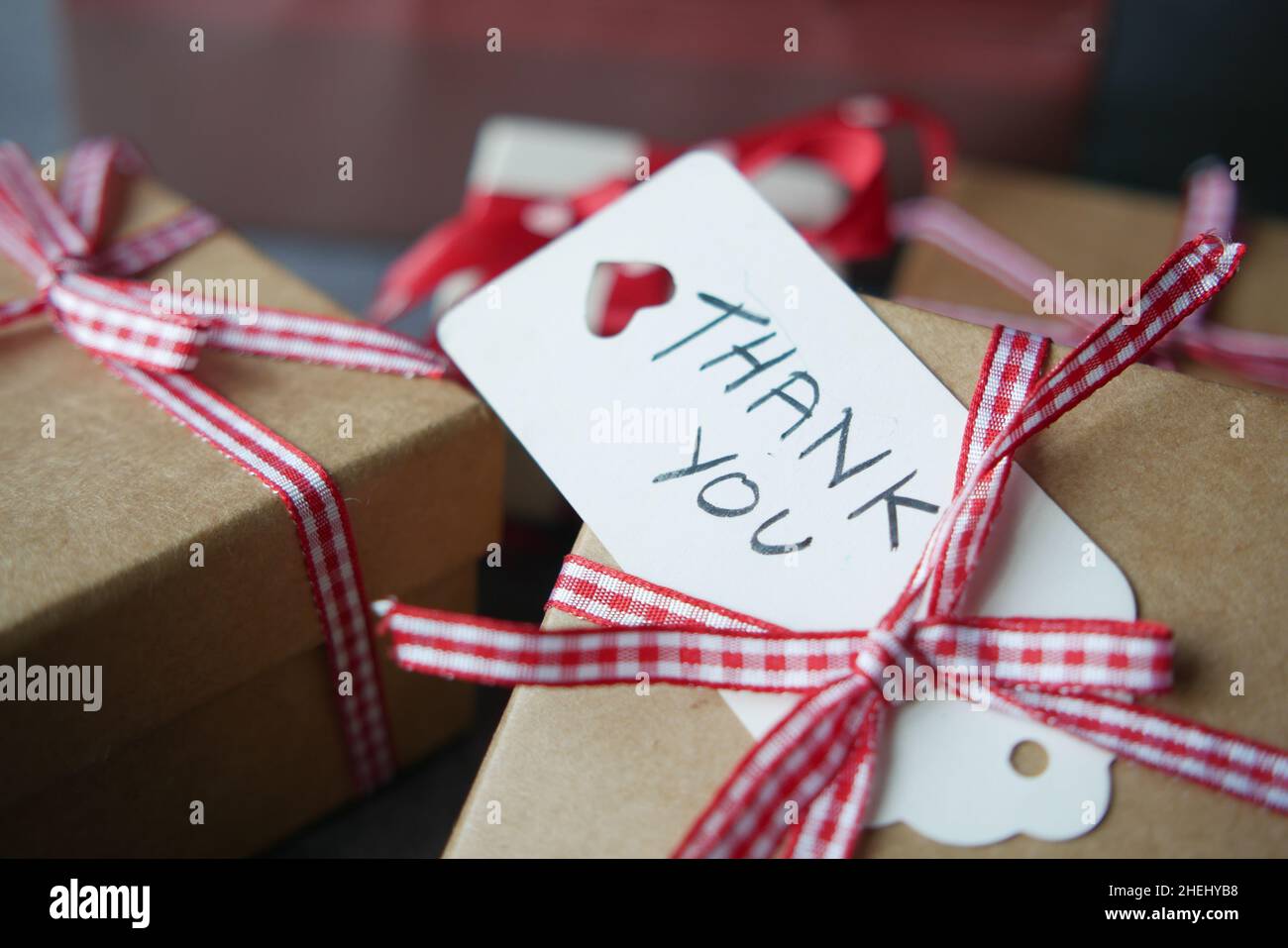 Dankesschreiben und Geschenkbox auf dem Tisch Stockfoto