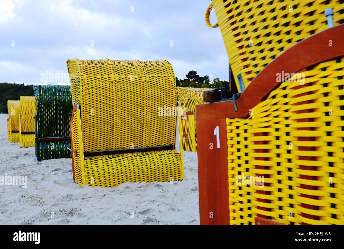 DEUTSCHLAND. MECKLENBURG-VORPOMMERN. RÜGEN. STRANDHÜTTEN AM STRAND VON BINZ IM OKTOBER. Stockfoto