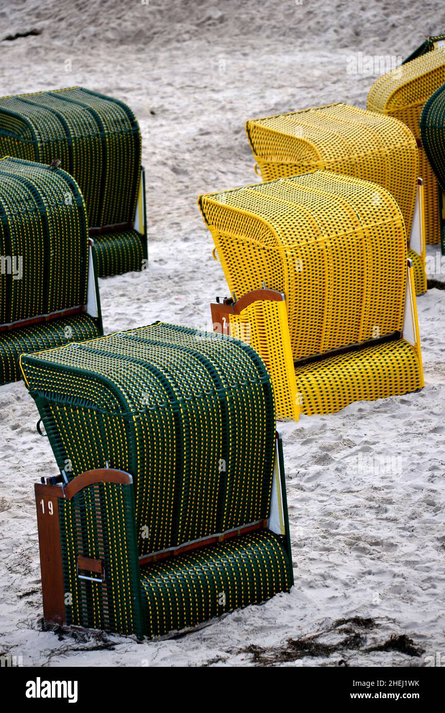 DEUTSCHLAND. MECKLENBURG-VORPOMMERN. RÜGEN. STRANDHÜTTEN AM STRAND VON BINZ IM OKTOBER. Stockfoto