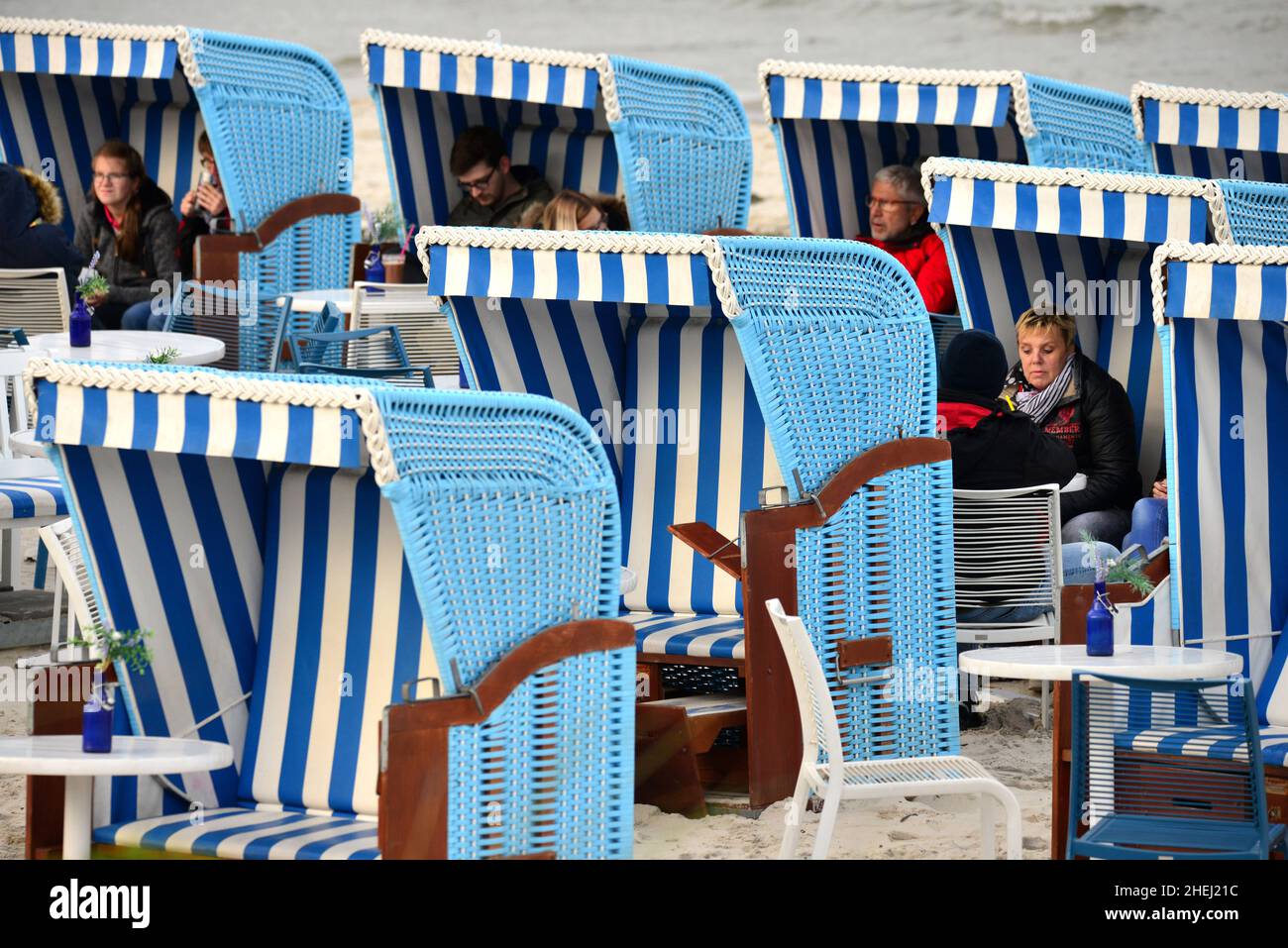 DEUTSCHLAND. MECKLENBURG-VORPOMMERN. RÜGEN. STRANDHÜTTEN AM STRAND VON BINZ IM OKTOBER. Stockfoto