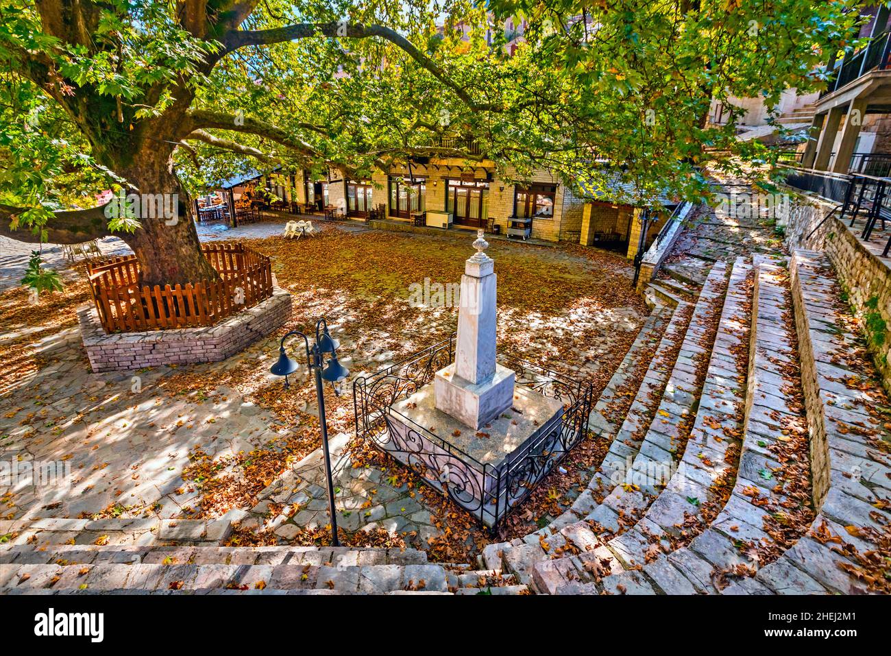 Der Platz des Dorfes Agia Paraskevi (alter Name 'Tzourtzia'), Aspropotamos, Trikala, Thessalien, Griechenland. Stockfoto