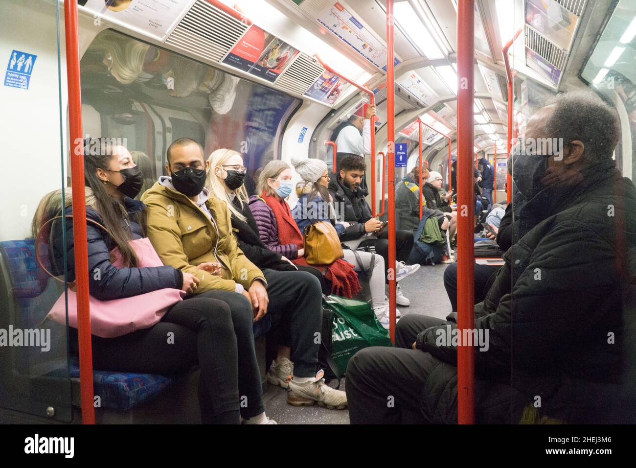 London, Großbritannien, 9. Januar 2022: Die meisten, aber nicht alle Menschen in der Londoner U-Bahn tragen Gesichtsmasken. Obwohl es obligatorisch ist, eine Maske zu tragen, es sei denn, es gibt Bedenken, dass die Berichte von Parteien an der Downing Street während der Sperrung die aktuellen Versuche untergraben werden, die Geschwindigkeit zu verringern, mit der sich die omicron-Variante im Land ausbreitet. Anna Watson/Alamy Live News Stockfoto