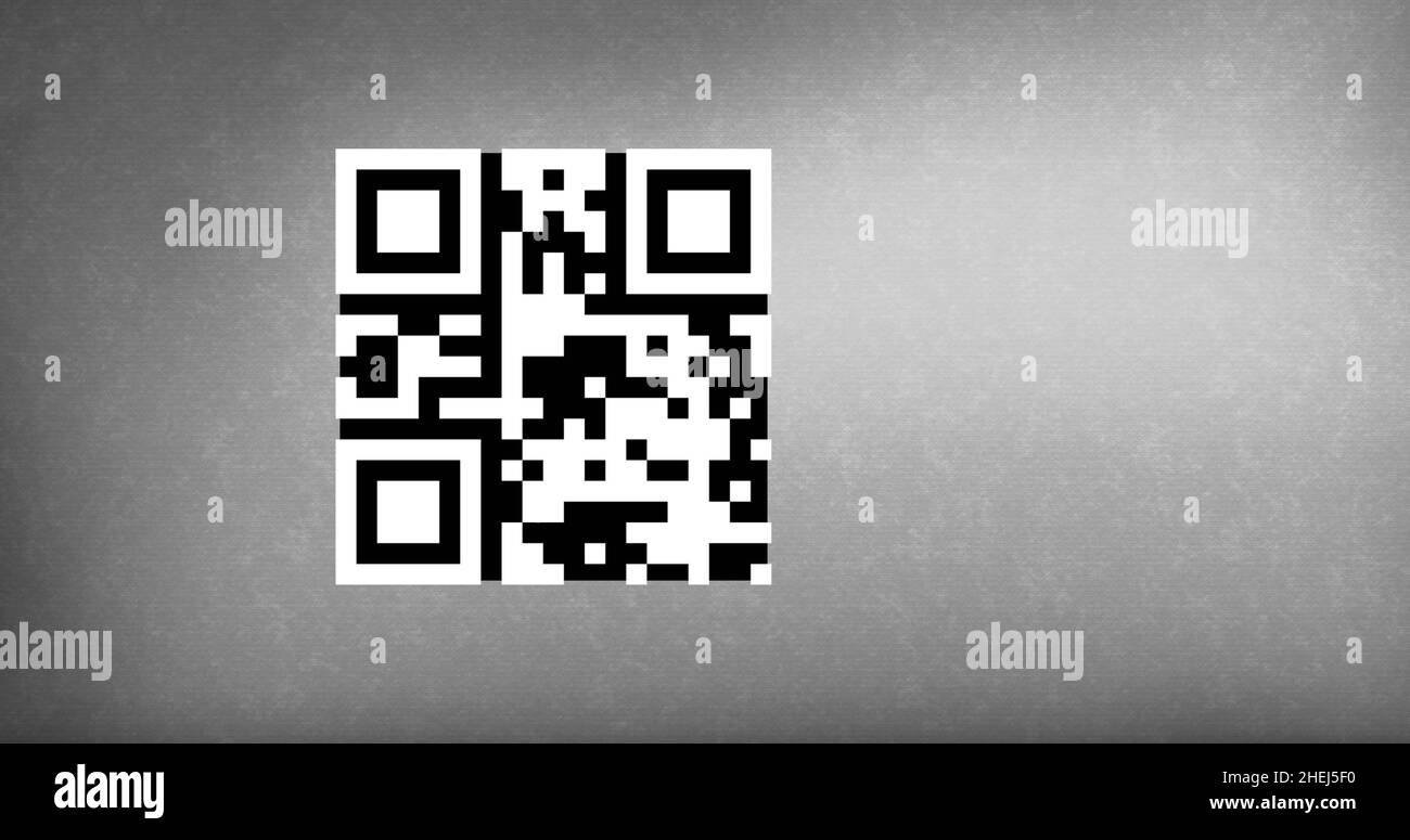 Bild einer Frau, die den qr-Code mit dem Smartphone auf grauem Hintergrund scannt Stockfoto