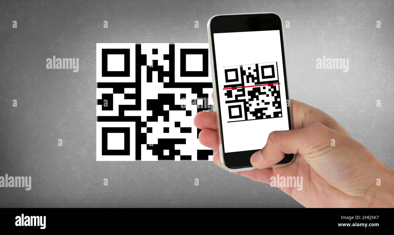 Bild einer Frau, die den qr-Code mit dem Smartphone auf grauem Hintergrund scannt Stockfoto