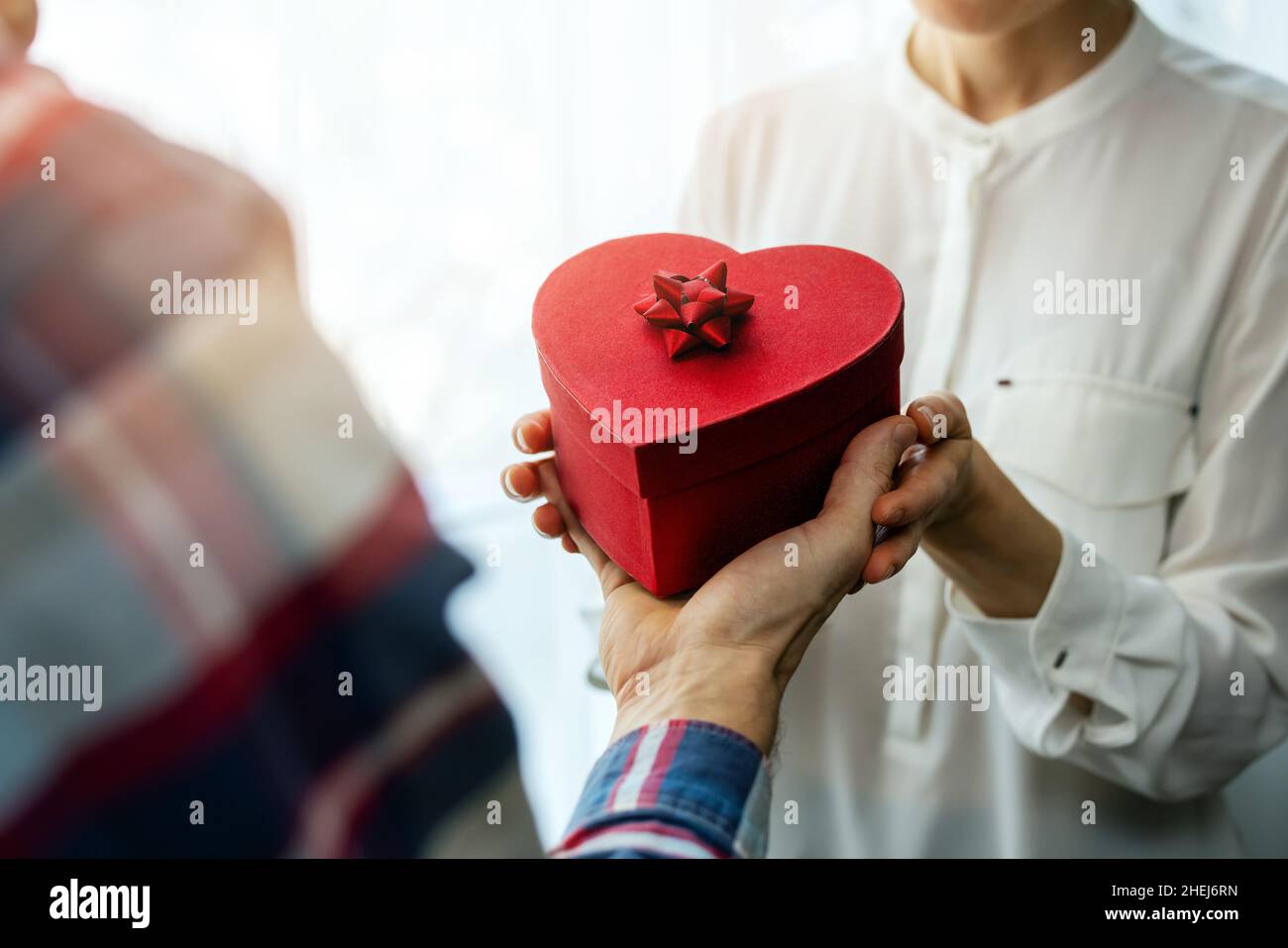 valentinstag. Mann, der romantische Herz Geschenk-Box an seine Frau. Paar verliebt Stockfoto