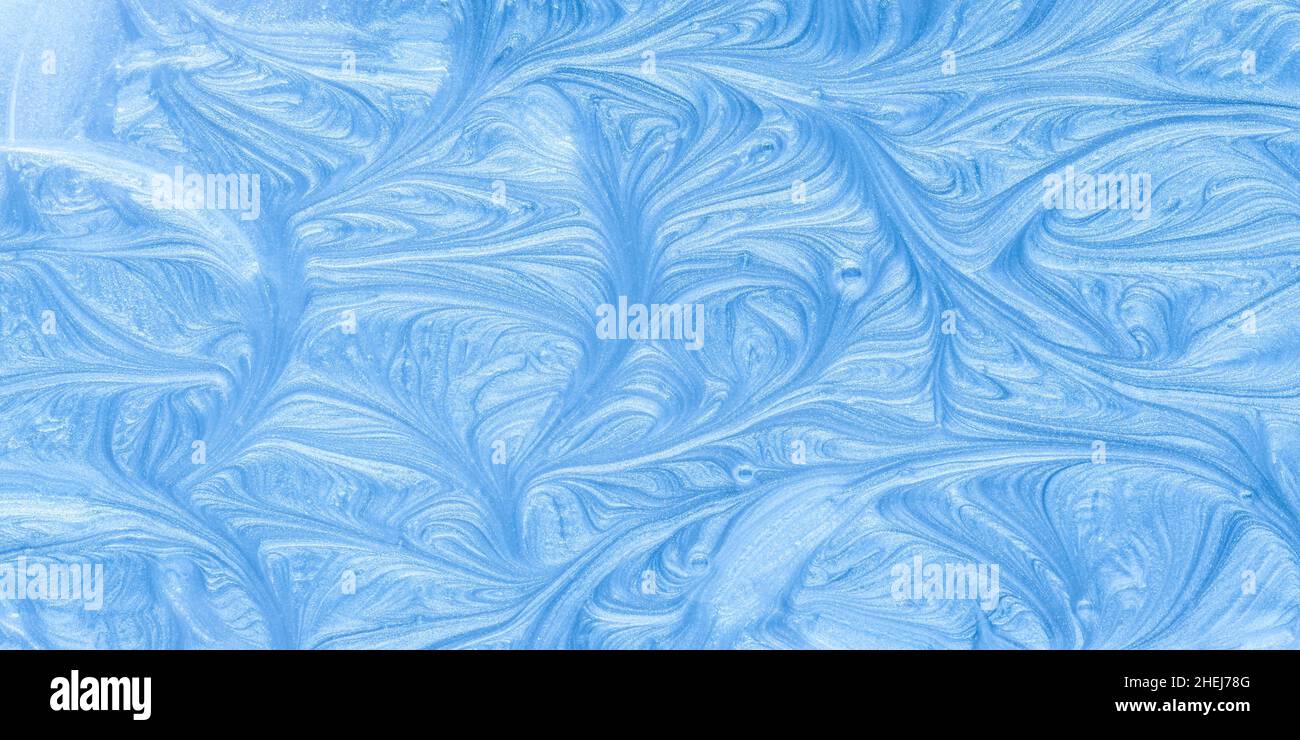 Kalter Winterhintergrund mit Wirbelmuster. Blaue Tinte, glänzende Perlfarbe, flüssige Kunst. Abstrakt bemalte Textur. Moderne Zeichnung, kreative Tapete. Artis Stockfoto