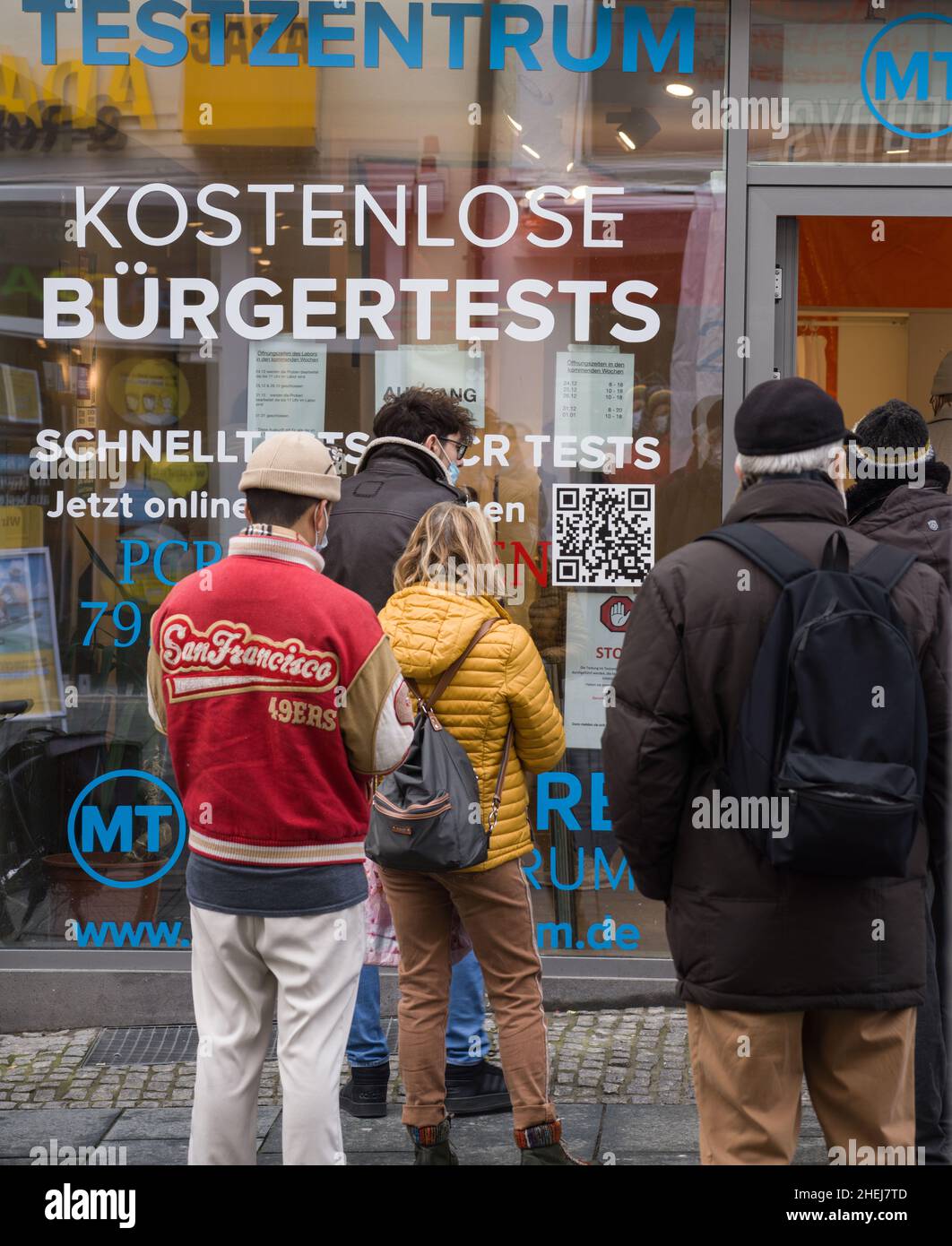 Bad Homburg, Deutschland. 11th Januar 2022. Vor einem Corona-Testzentrum in der Innenstadt von Bad Homburg warten Menschen auf ihren kostenlosen Covid-Test. Immer mehr Gemeinden in Hessen werden zu sogenannten Corona-Hotspots. Mit einer Inzidenz von 446,7 ist der Hochtaunuskreis nun einer von ihnen. Kredit: Frank Rumpenhorst/dpa/Alamy Live Nachrichten Stockfoto