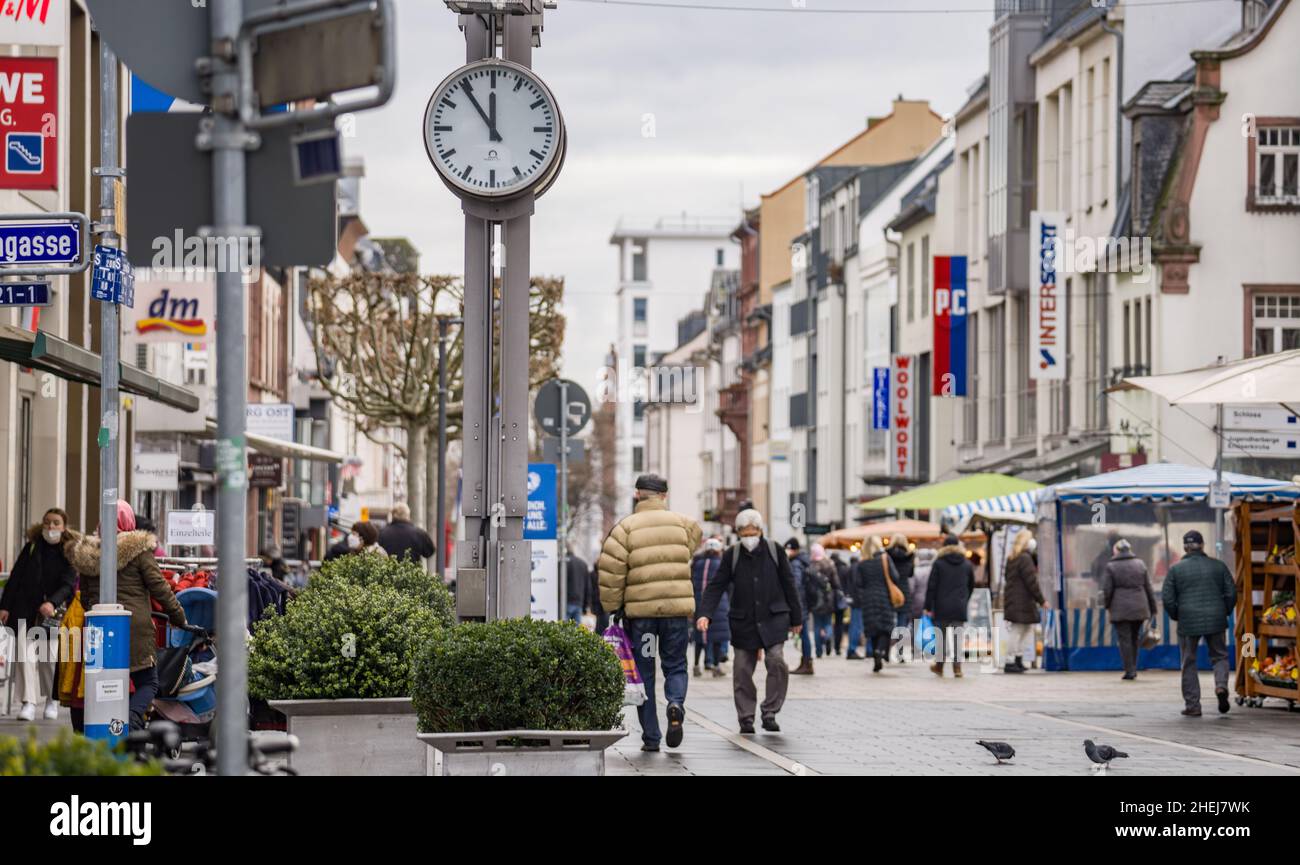 Bad Homburg, Deutschland. 11th Januar 2022. Die Uhr in der Fußgängerzone zeigt fünf bis zwölf an. Immer mehr Gemeinden in Hessen werden zu sogenannten Corona-Hotspots. Mit einer Inzidenz von 446,7 ist der Hochtaunuskreis nun einer von ihnen. Kredit: Frank Rumpenhorst/dpa/Alamy Live Nachrichten Stockfoto