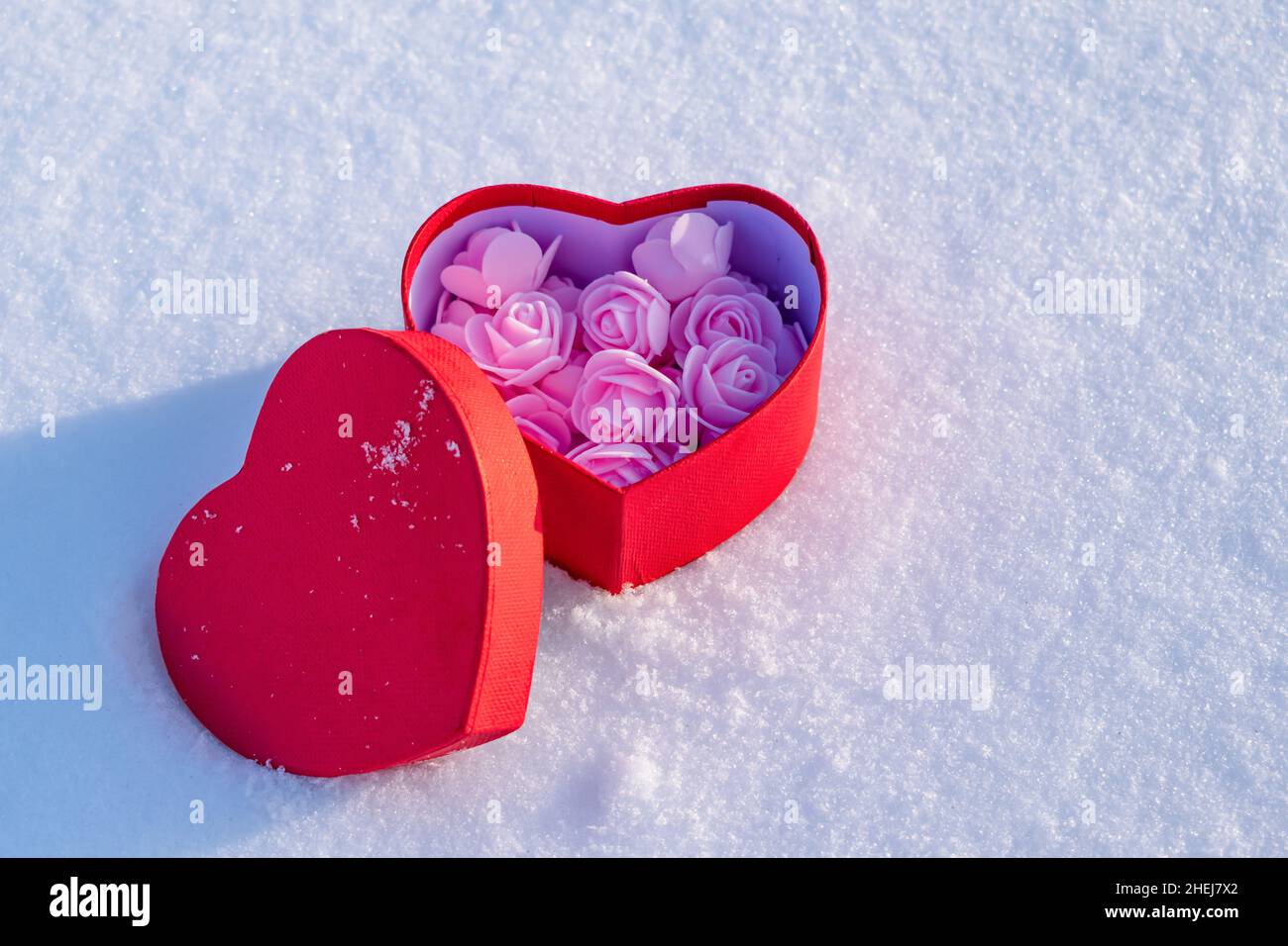 Geschenkverpackung in Herzform mit einem Geschenk für eine Dame am Valentinstag oder 8. März Stockfoto