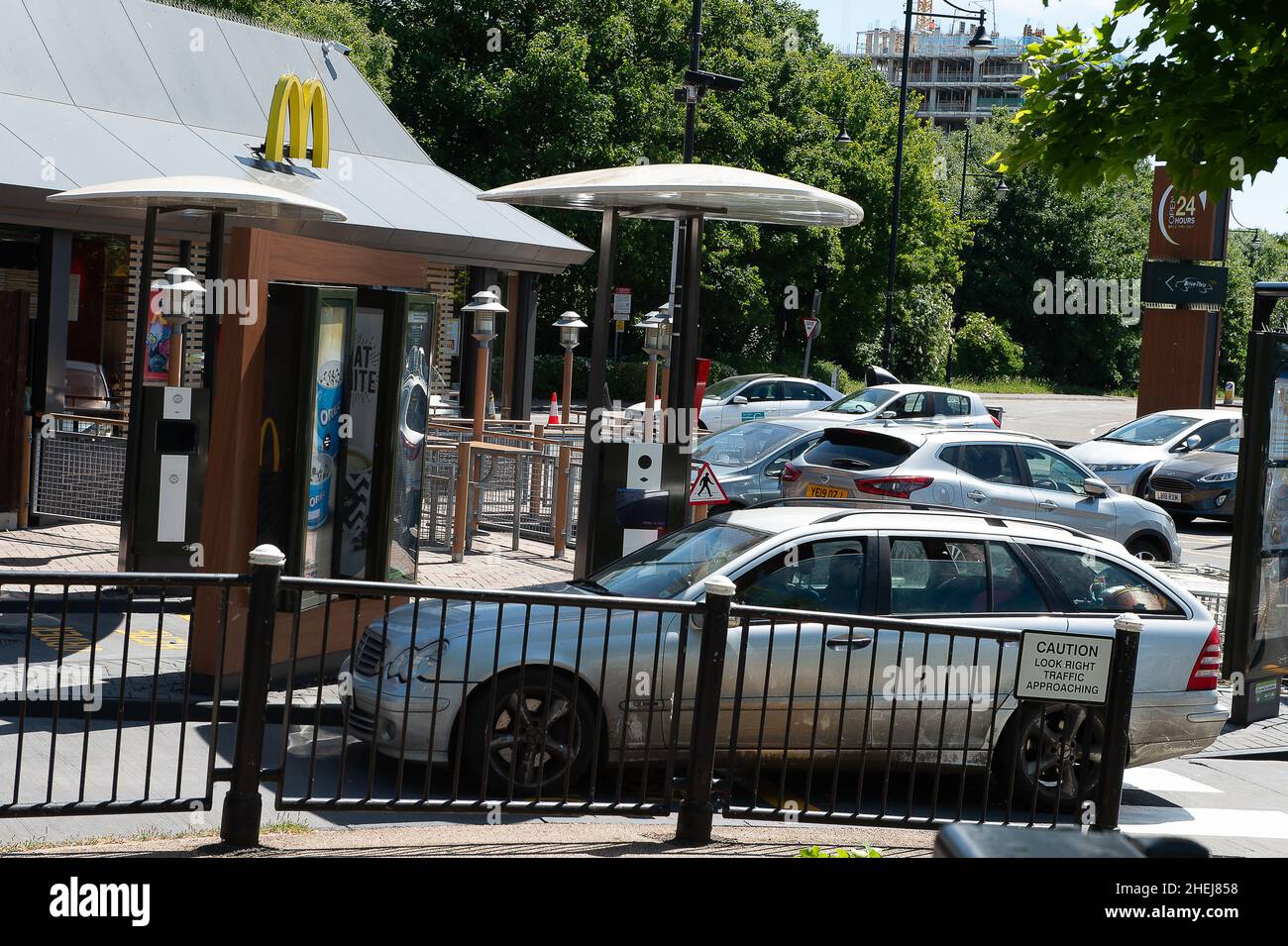 Staines-upon-Thames, Surrey, Großbritannien. 20th. Mai 2020. Das McDonald's Drive Thru Restaurant wurde heute nur zum Mitnehmen in Staines, Surrey, wiedereröffnet. Als die Stadt heute Morgen wieder eröffnet wurde, gab es riesige Schlangen von Straßen, die den Verkehr blockierten, nachdem sie während der Coronavirus-Sperre vorübergehend geschlossen worden war. Quelle: Maureen McLean/Alamy Stockfoto