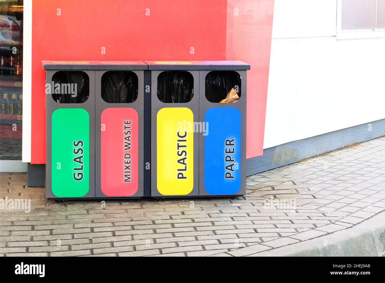 Separate Müllabfuhr-Behälter an der Tankstelle. Sammlung von Kunststoff, Papier, Glas und gemischt für die weitere Verarbeitung verschwendet. Stockfoto