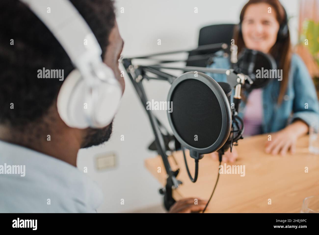 Schwarzer Mann, der Podcast mit Frau aufzeichnete Stockfoto