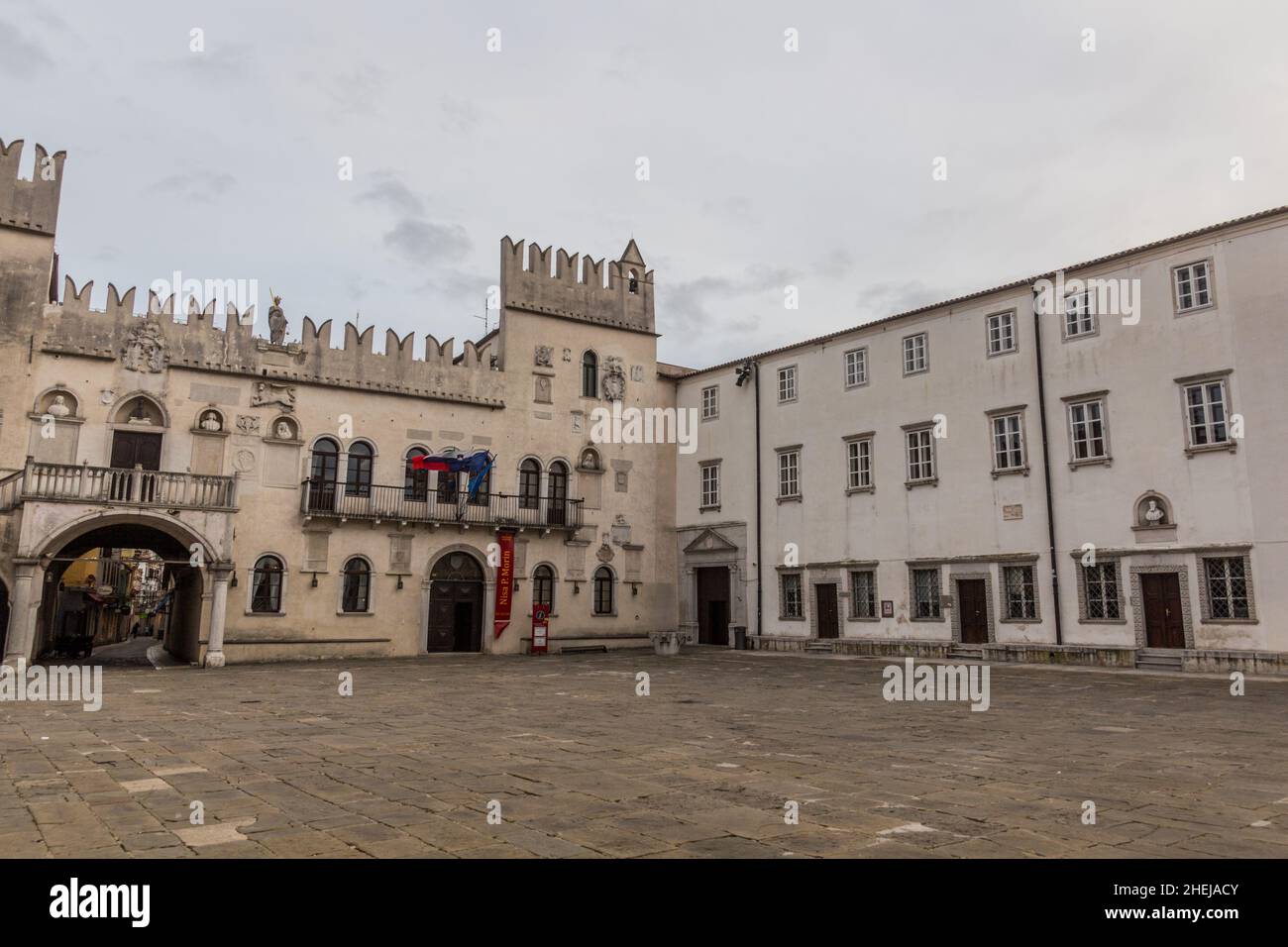 KOPER, SLOWENIEN - 15. MAI 2019: Praetorian Palace at Titov Trg Square in Koper, Slowenien Stockfoto