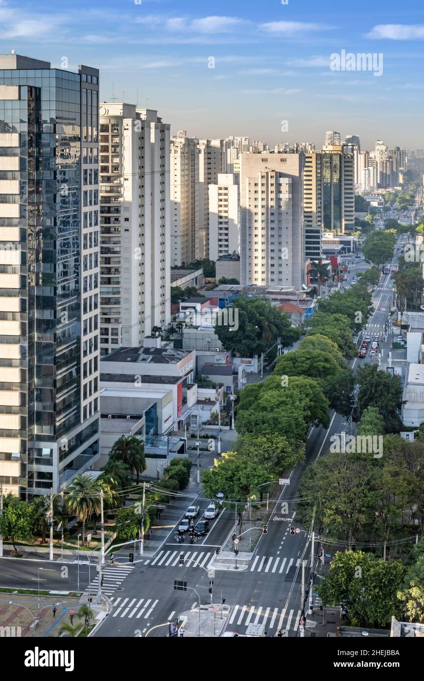 Sao Paulo, Brasilien, Moema-Viertel, Ibirapuera Avenue. Stadtautobahn mit Verkehr, Wolkenkratzern, Bürogebäuden und Wohnhäusern Stockfoto