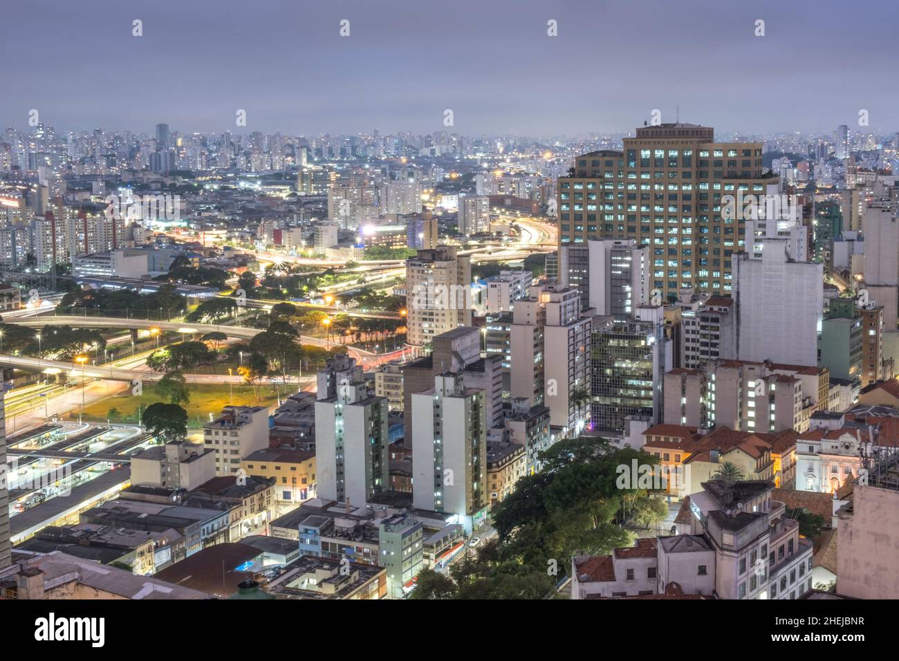 Südamerika, Brasilien, Sao Paulo. Wolkenkratzer, verkehrsreiche Autobahnen und Bürogebäude im zentralen Geschäftsviertel, im Stadtzentrum Stockfoto