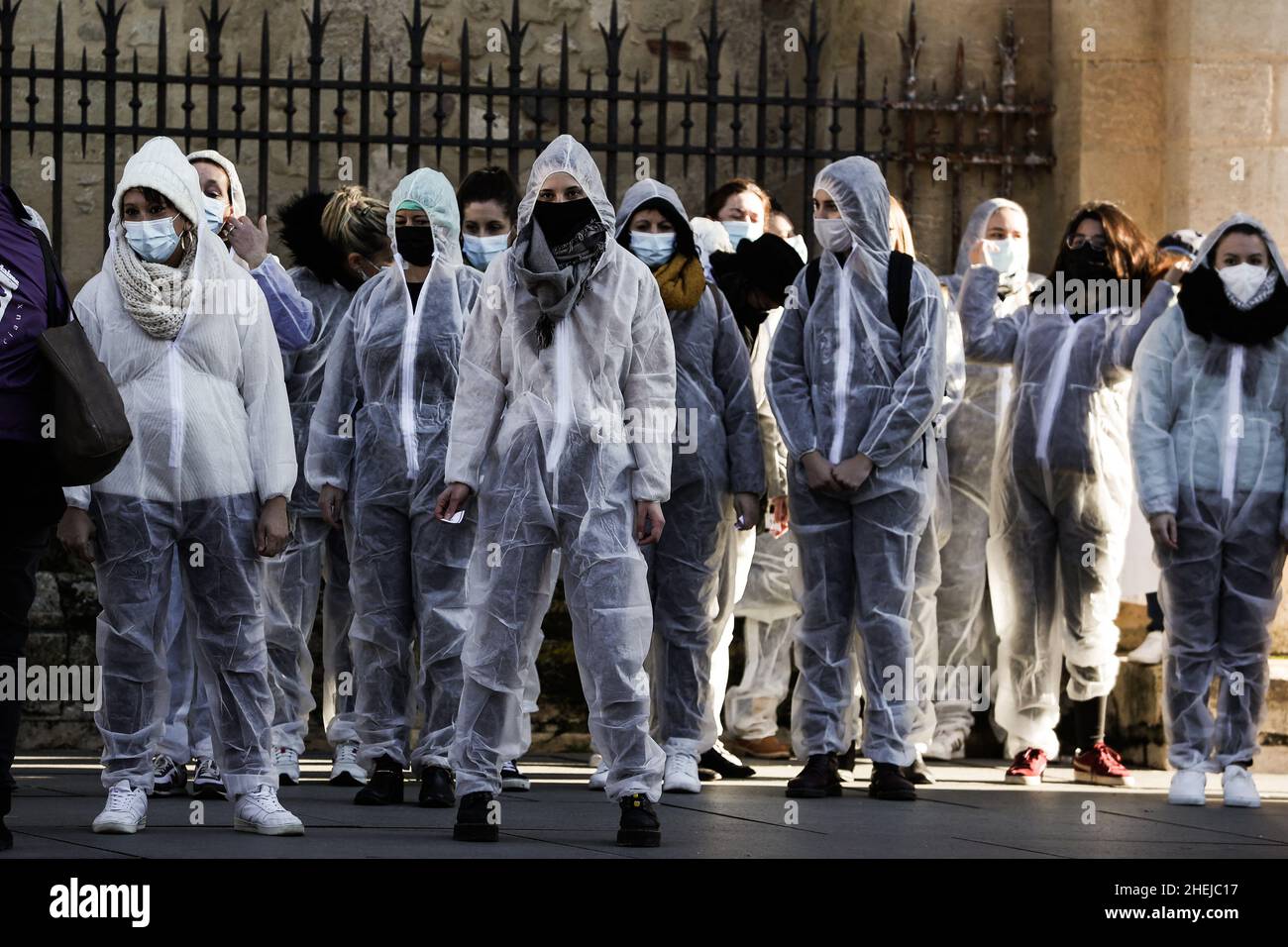 Bordeaux, Frankreich. 11th Januar 2022. Die Demonstranten stellten die Szene aus der Squid Game-Serie vor dem Rathaus von Bordeaux mit den Szenen „1, 2, 3 Sun“ nach. Im Rahmen eines nationalen Streiks versammelten sich am Dienstag, dem 11. Januar 2022, Krankenschwestern, medizinische und psychologische Assistenten sowie Krankenschwestern und Ärzte in Bordeaux, um zu protestieren. Foto von Thibaud Moritz/ABACAPRESS.COM Quelle: Abaca Press/Alamy Live News Stockfoto