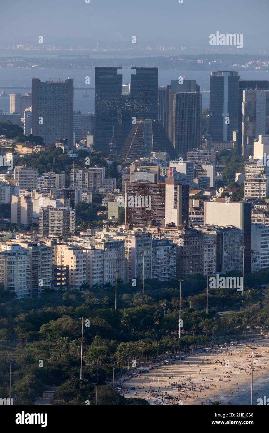 Brasilien, Rio de Janeiro. Das zentrale Geschäftsviertel in der Innenstadt mit den öffentlichen Gärten des Atro do Flamengo von Roberto Burle Marx und dem Flamengo-Strand Stockfoto