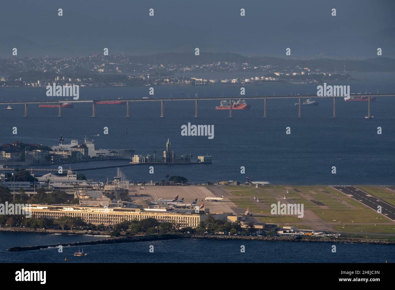 Brasilien, Rio de Janeiro, Flughafen Santos Dumont und Rio-Niteroi-Brücke. Flugzeuge auf dem Taxiweg am Flughafen. Guanabara Bay dahinter Stockfoto