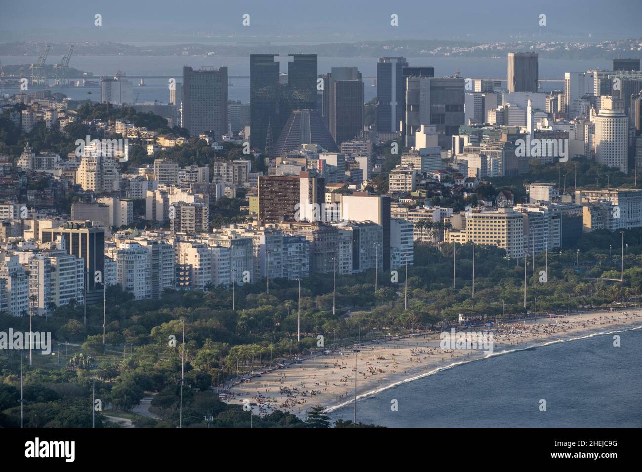 Brasilien, Rio de Janeiro. Das zentrale Geschäftsviertel in der Innenstadt mit den öffentlichen Gärten des Atro do Flamengo von Roberto Burle Marx und dem Flamengo-Strand Stockfoto