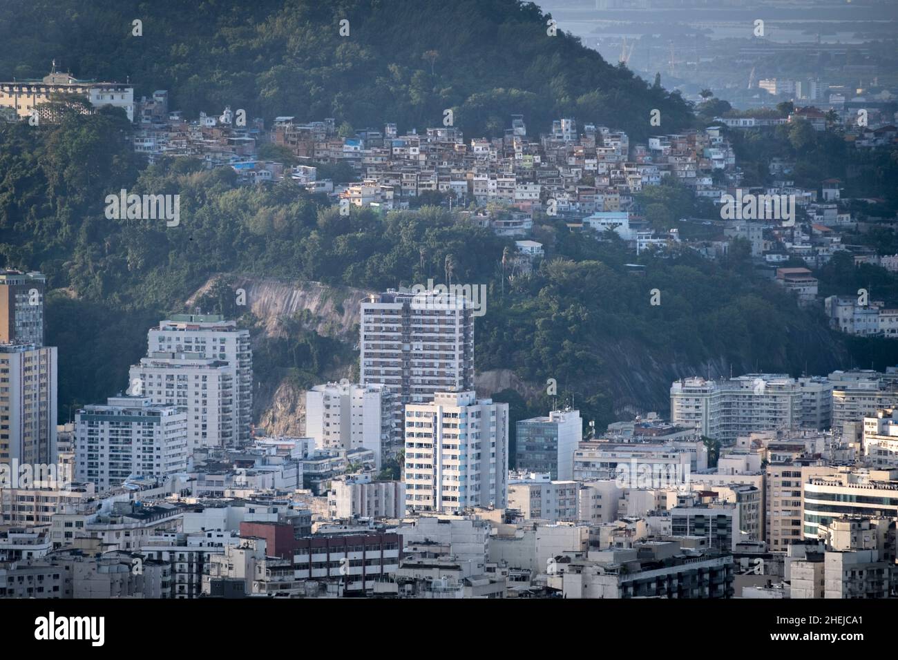Rio, Flamengo Beach - das WLM (im Vordergrund höchstes Gebäude) & Apartments. Tavares Bastos & Santo Amaro Favelas dahinter, das Zentrum & Guanabara Bay Stockfoto