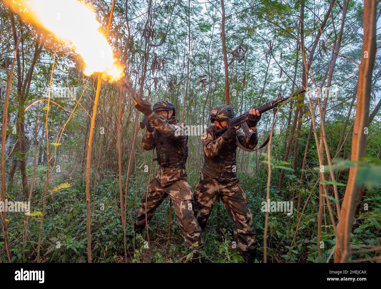GUIGANG, CHINA - 11. JANUAR 2022 - bewaffnete Polizisten nehmen an einer Feldschulung in Guigang, Guangxi Zhuang Autonome Region, China, Teil, 11. Januar Stockfoto