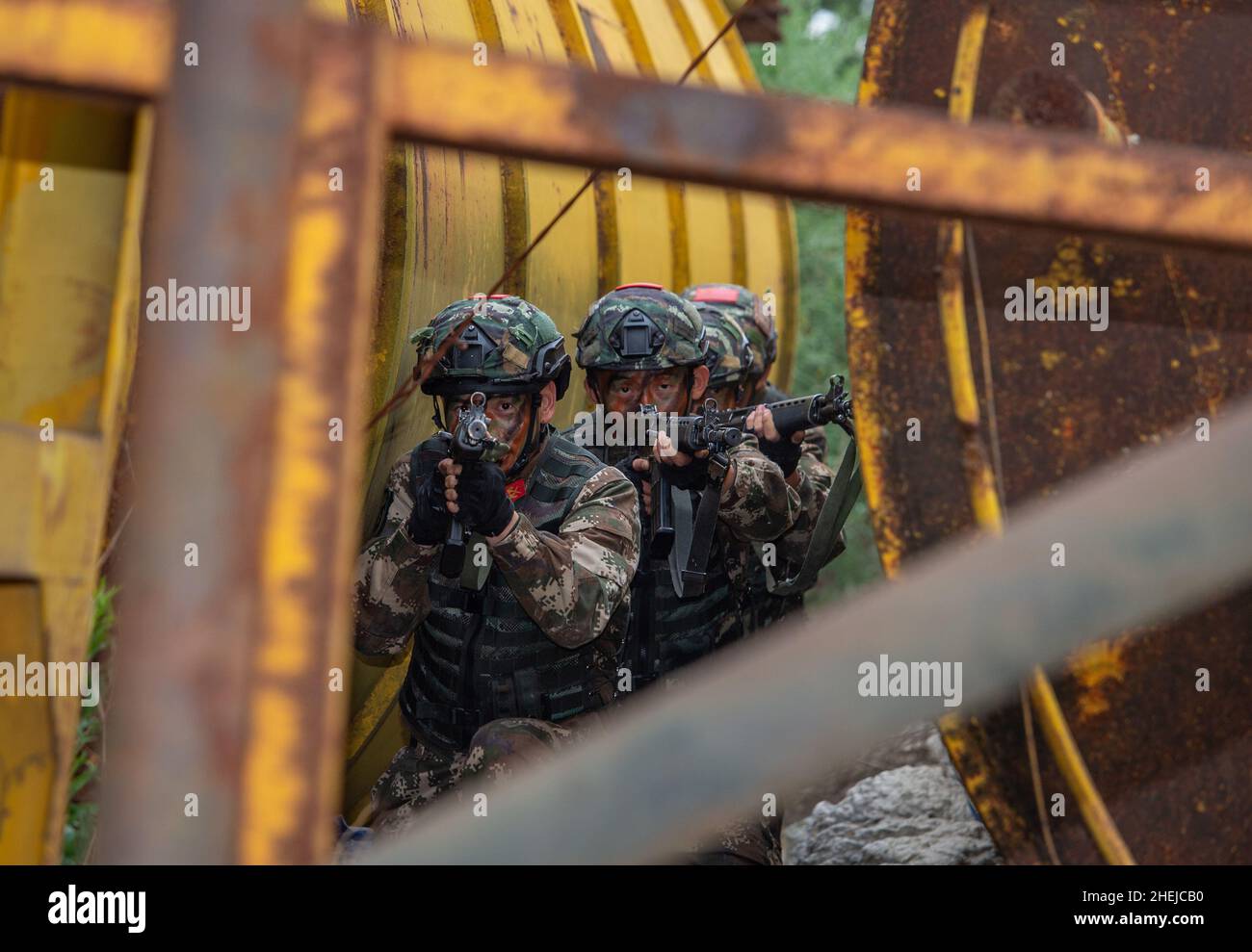 GUIGANG, CHINA - 11. JANUAR 2022 - bewaffnete Polizisten nehmen an einer Feldschulung in Guigang, Guangxi Zhuang Autonome Region, China, Teil, 11. Januar Stockfoto