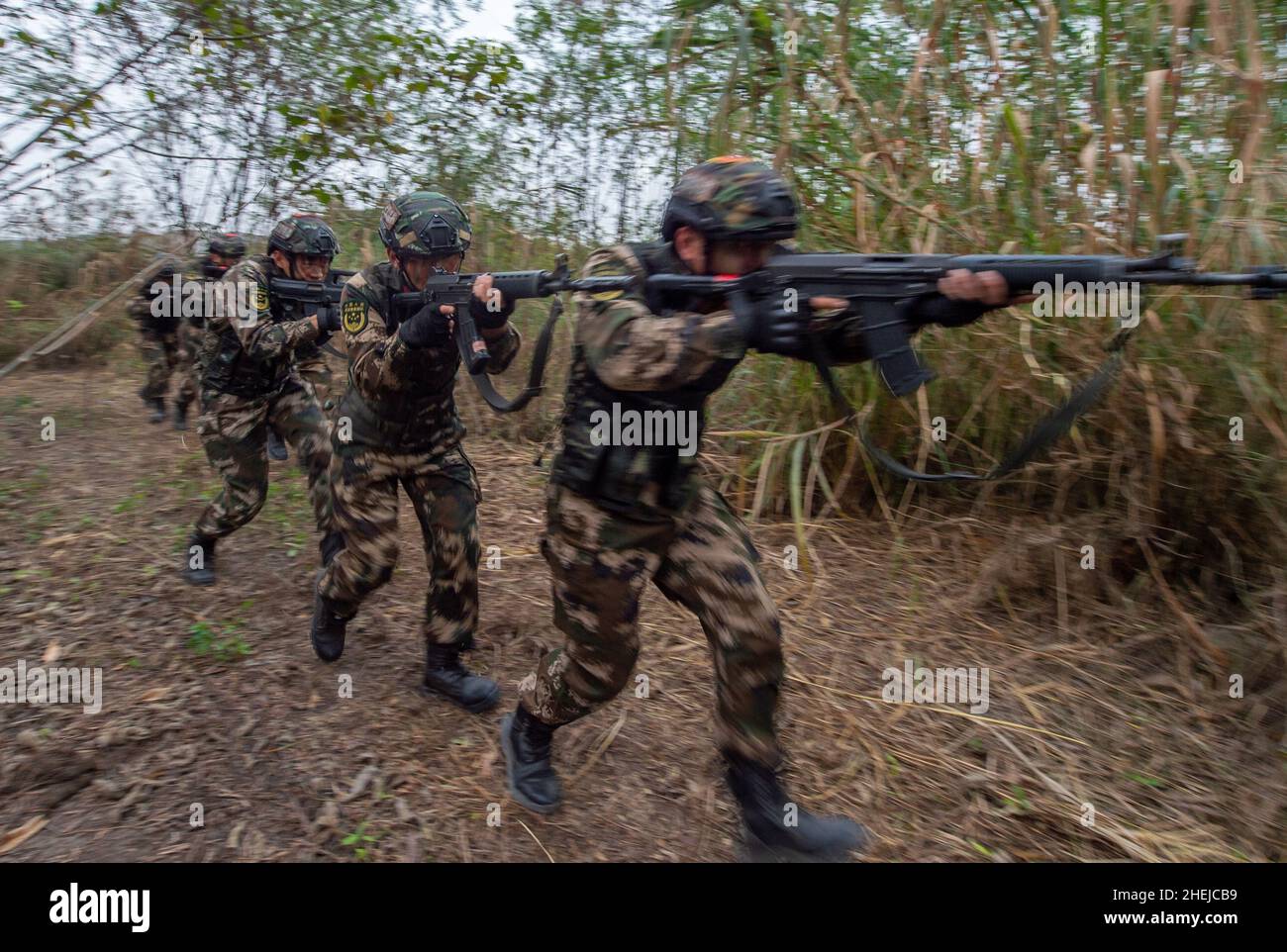 GUIGANG, CHINA - 11. JANUAR 2022 - bewaffnete Polizisten nehmen an einer Feldschulung in Guigang, Guangxi Zhuang Autonome Region, China, Teil, 11. Januar Stockfoto