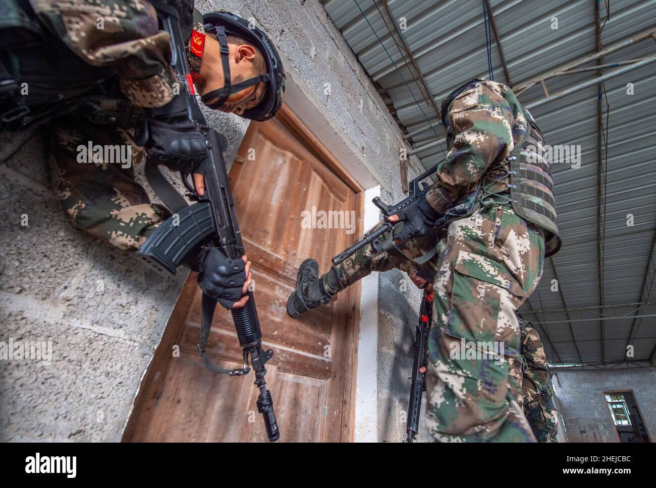GUIGANG, CHINA - 11. JANUAR 2022 - bewaffnete Polizisten nehmen an einer Feldschulung in Guigang, Guangxi Zhuang Autonome Region, China, Teil, 11. Januar Stockfoto